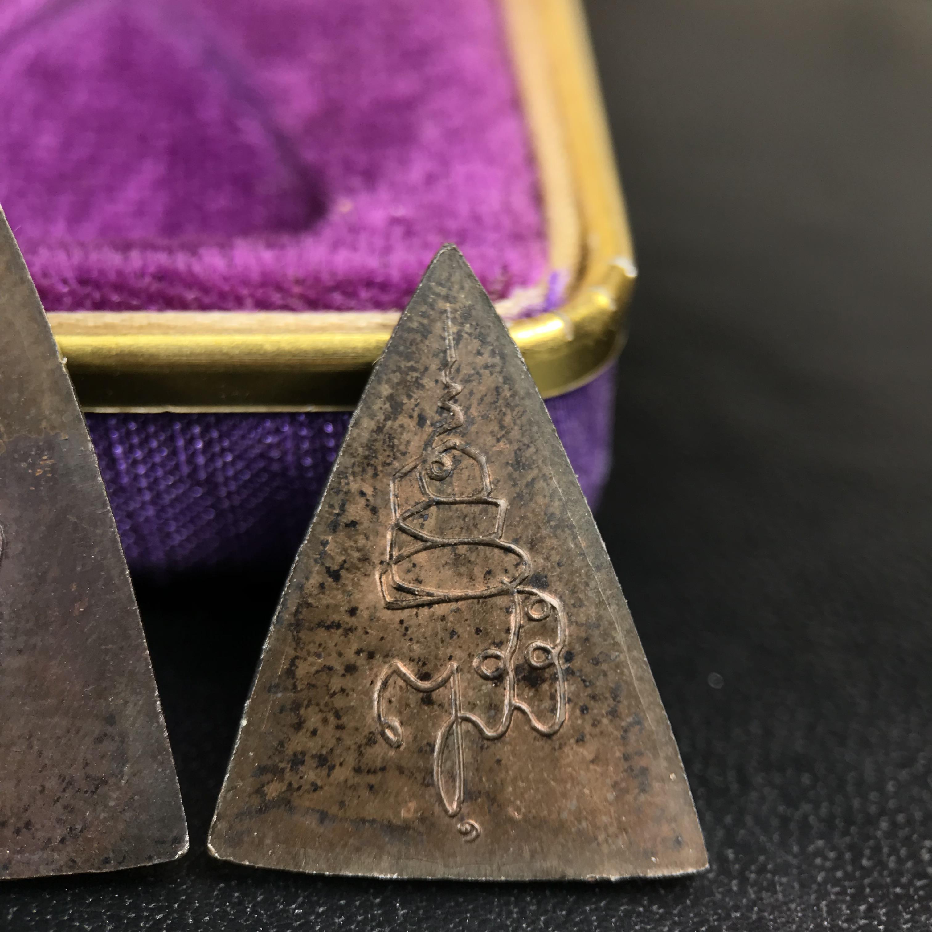 เหรียญสมเด็จนางพญาคุณากร หลัง ญสส. ปี 2532 ชุดเนื้อเงินและเนื้อนวโลหะ พิมพ์ใหญ่คู่พิมพ์เล็ก(ชุดพิเศษกรรมการ 1 ใน 500 ชุด) พิธีใหญ่ สภาพสวยผิวเดิมพร้อมกล่องบรรจุเดิมกำมะหยี่สีม่วงสัญลักษณ์ “สธ” สมเด็จพระเทพฯ ครบสมบูรณ์***ชุดแจกกรรมการพบเจอน้อย หายาก***