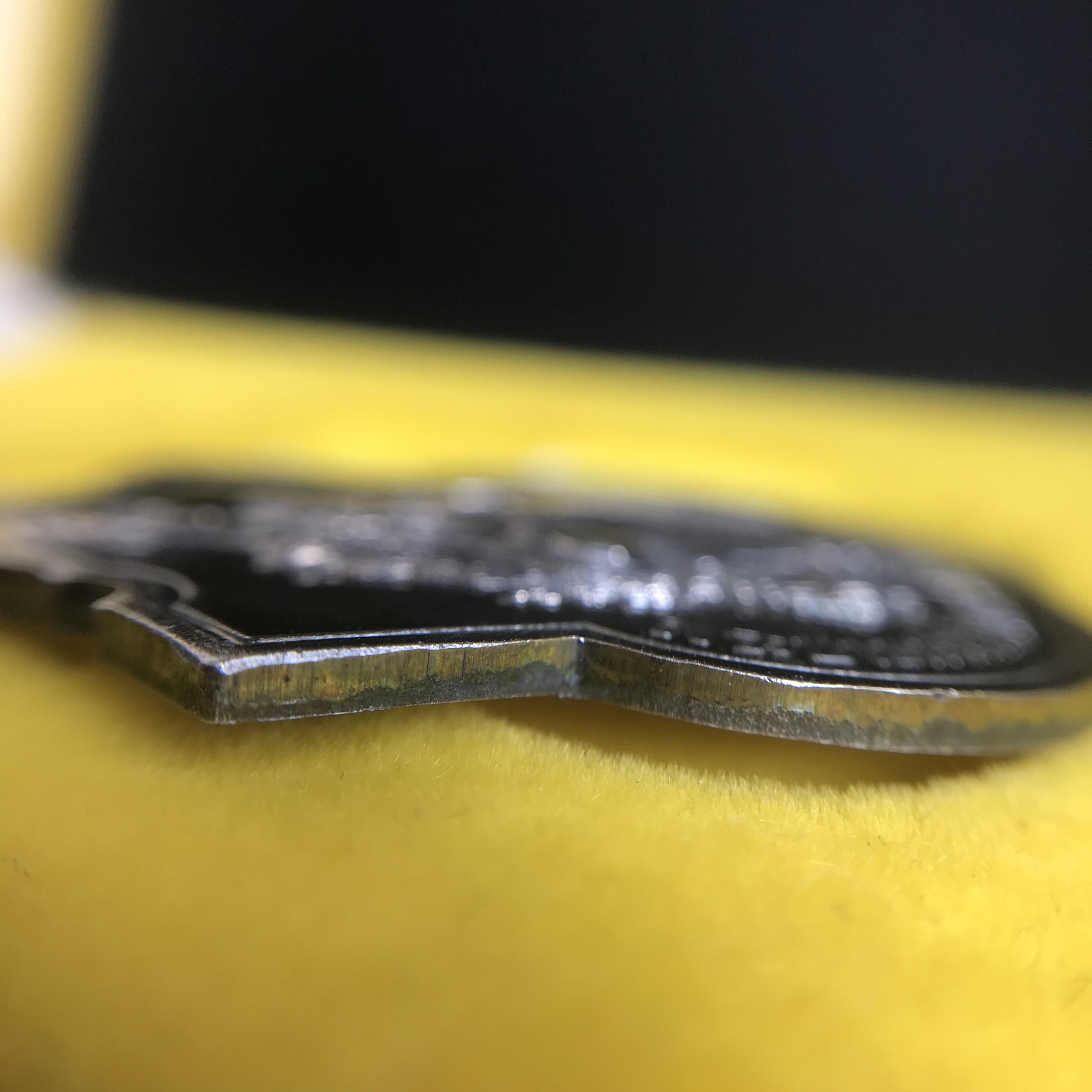 เหรียญพระบาทสมเด็จพระเจ้าอยู่หัว รัชกาลที่9ประทับนั่งบัลลังก์ กระทรวงมหาดไทยจัดสร้าง ปี2539 เนื้อเงินกล่องบรรจุเดิมสภาพสวย เนื้อเงินผิวเดิมขึ้นสีรุ้งธรรมชาติ แบบนิยม หายาก