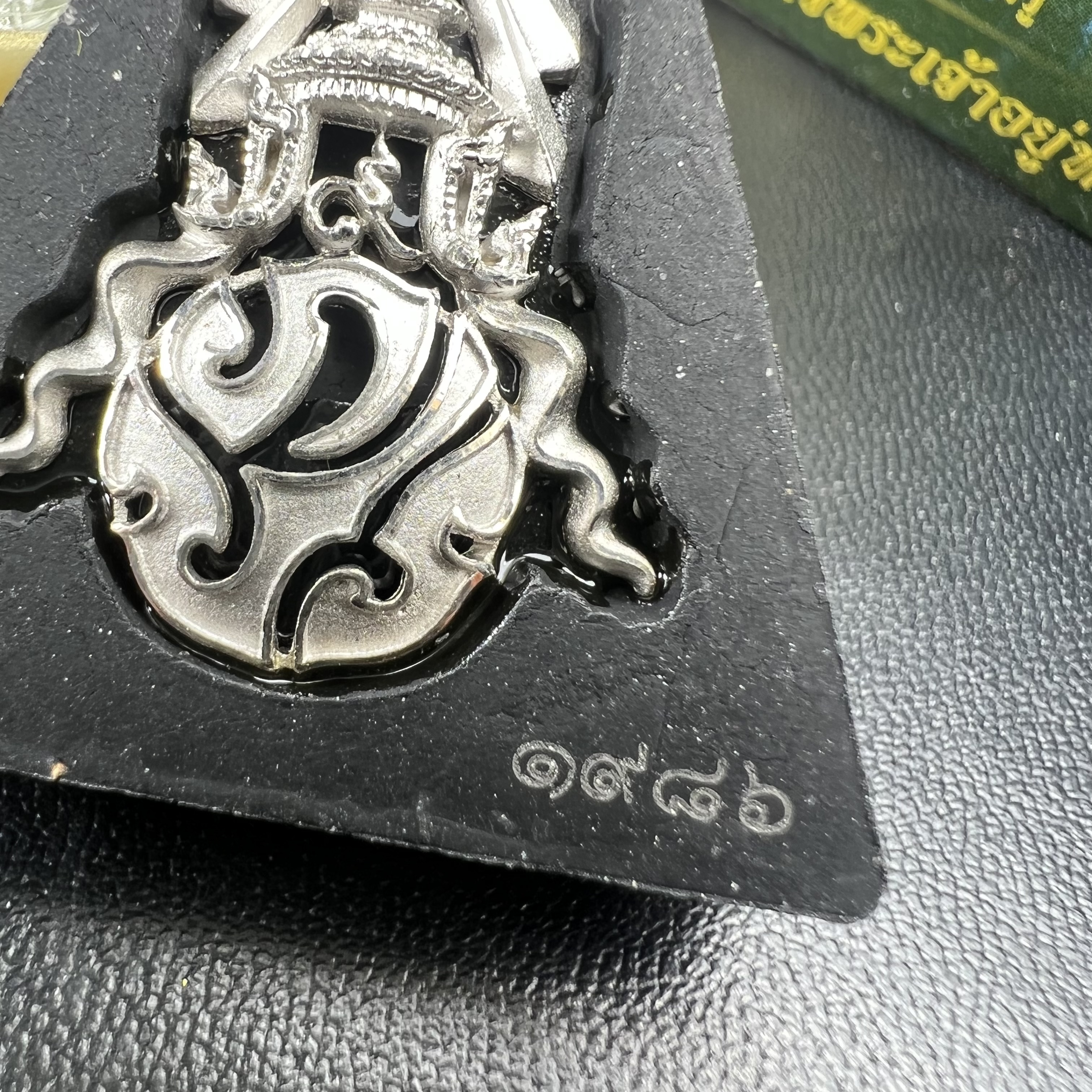 พระพุทธชินราช(จำลอง)ภปร. 84พรรษา เนื้อผงปิดทองด้านหน้า หลัง ภ.ป.ร. เงินชุบทองคำขาว(พระราชทานมวลสาร จิตรลดาและเส้นพระเจ้า ร.9(เส้นผม))