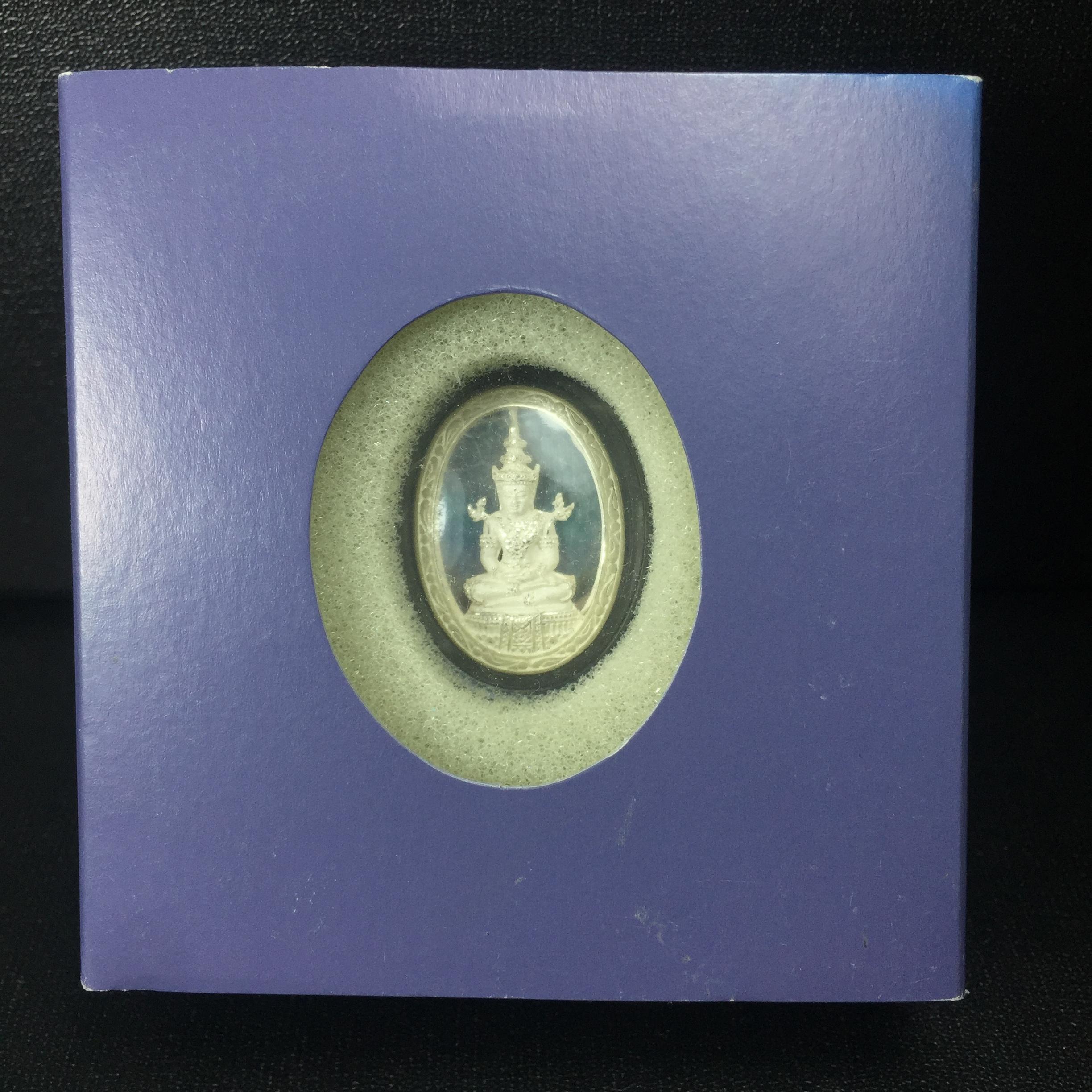 พระแก้วมรกต ภปร. ปี2547 จัดสร้างโดย รพ.ภูมิพลฯ เนื้อเงิน เหรียญทรงกลมรี(1ใน3000องค์)