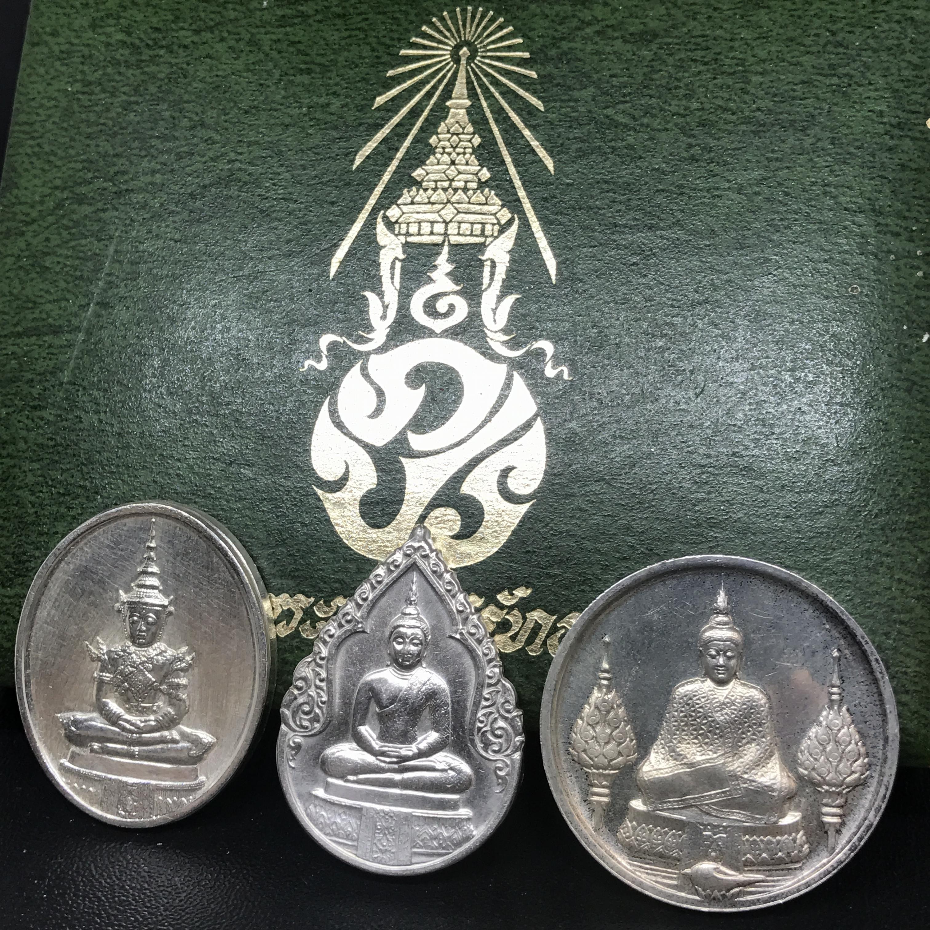 เหรียญพระแก้วมรกตหลัง ภปร ฉลองกรุงรัตนโกสินทร์ครบ 200 ปี พ.ศ.2525 เนื้อเงินกล่องบรรจุเดิมครบ3พิมพ์(บล็อกพระราชศรัธา)(ในหลวงรัชกาลที่9 เสด็จในพิธี)