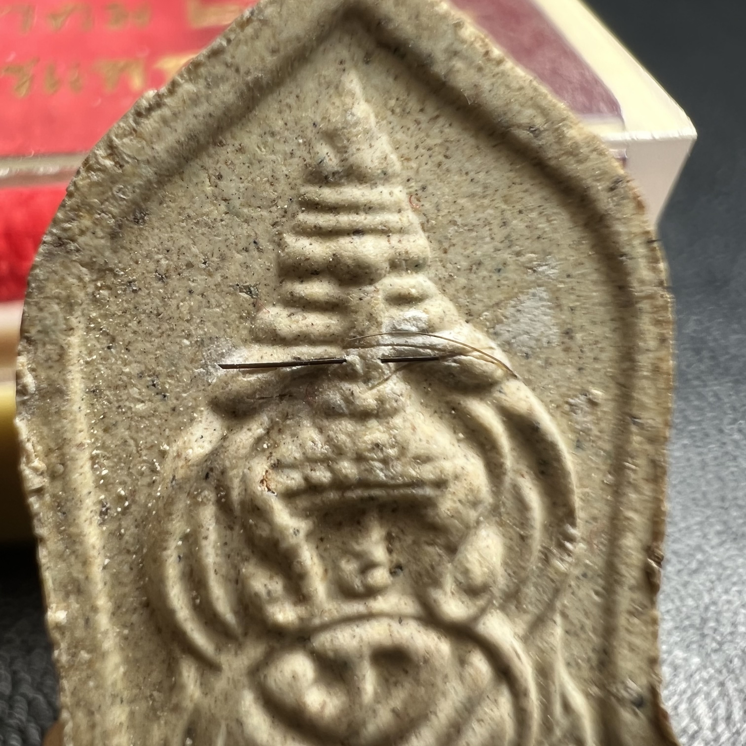 พระผงพระศาสดา หลัง ภปร. พิมพ์ใบเสมา วัดบวรนิเวศวิหาร ปี 2532 จัดสร้างในโอกาสสองทศวรรษรามาธิบดี เพื่อศูนย์การแพทย์สิริกิติ์ เนื้อผงพุทธคุณ มวลสารจิตรลดาพระราชทาน เส้นพระเกศาสมเด็จพระสังฆราช(พิธีใหญ่ มวลสารมงคล สวยงามเข้มขลัง)พร้อมกล่องบรรจุเดิม