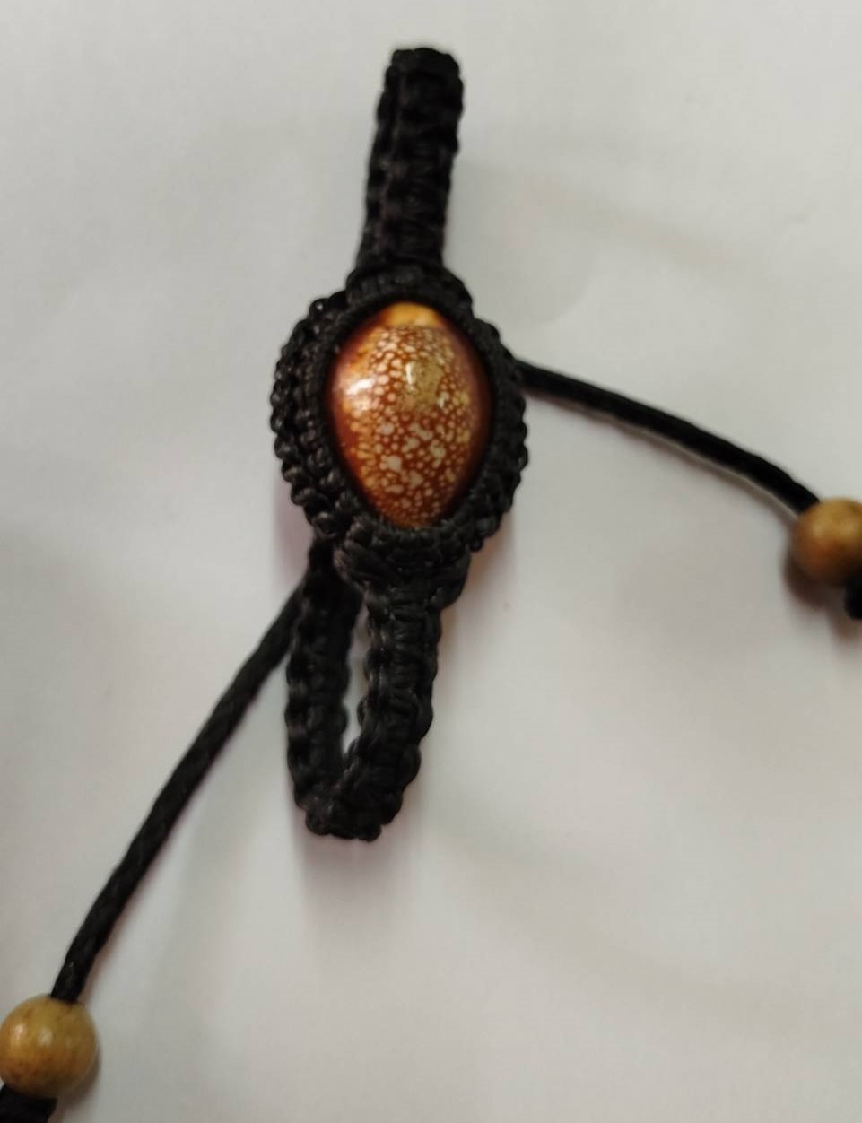 สร้อยข้อมือเบี้ยแก้ ถักเชือกเทียนสีดำ (ถักเชือกเทียนทั้งเส้น) ขนาด17-19 ซม