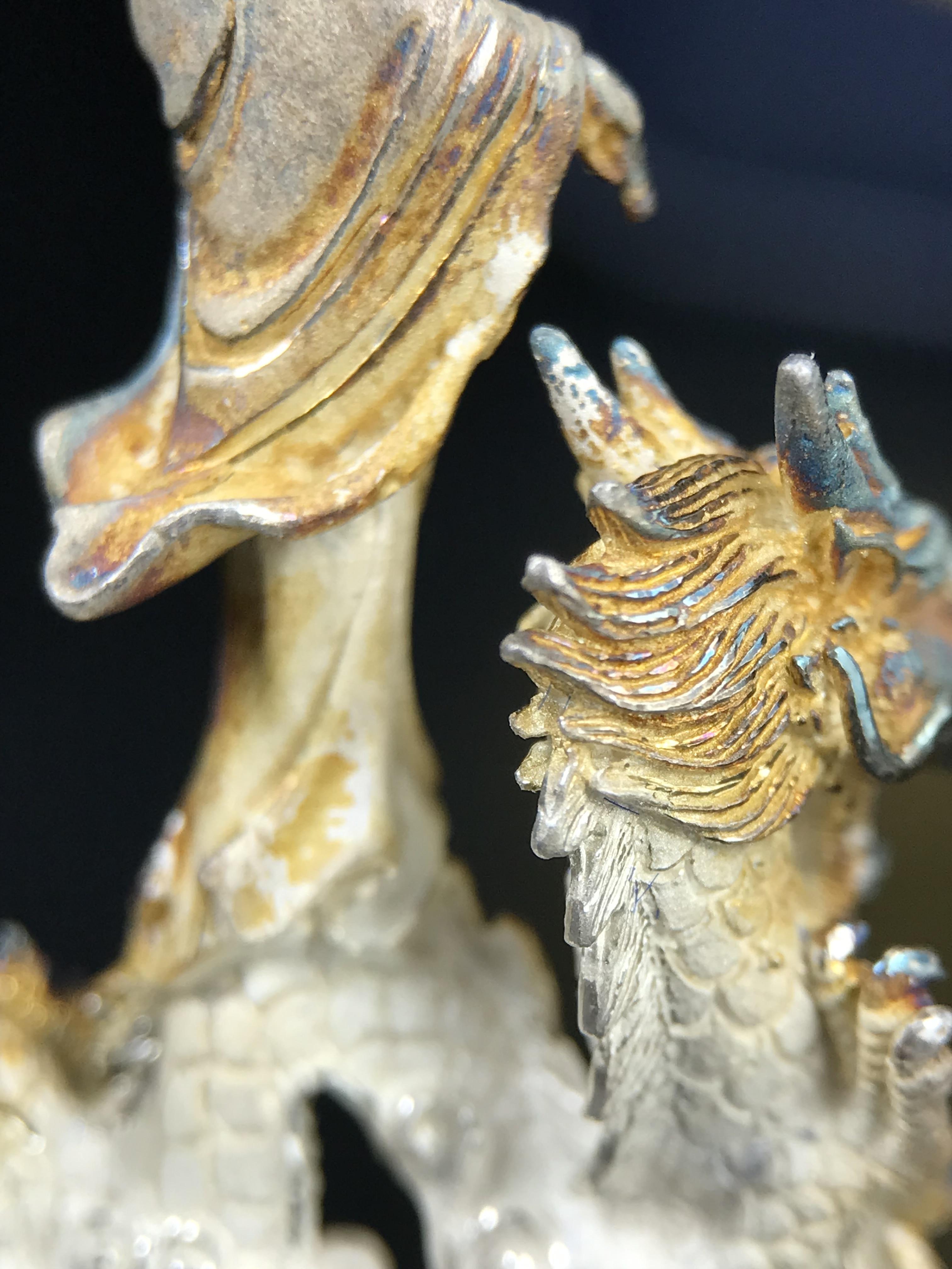 รูปหล่อลอยองค์พระโพธิสัตว์กวนอิม ทรงประทับมังกร จ.ระนอง ปี 2539 เนื้อเงิน พิมพ์ใหญ่(ผิวรุ้งไฟ)(สภาพผิวเดิมขึ้นสีรุ้งธรรมชาติสวยแบบนิยม)(เสน่ห์พระเนื้อเงินสีสันที่ธรรมชาติสรรค์สร้าง)เฉลิมฉลองในวโรกาสที่พระบาทสมเด็จพระเจ้าอยู่หัวทรงครองสิริราชสมบัติครบ50ปี