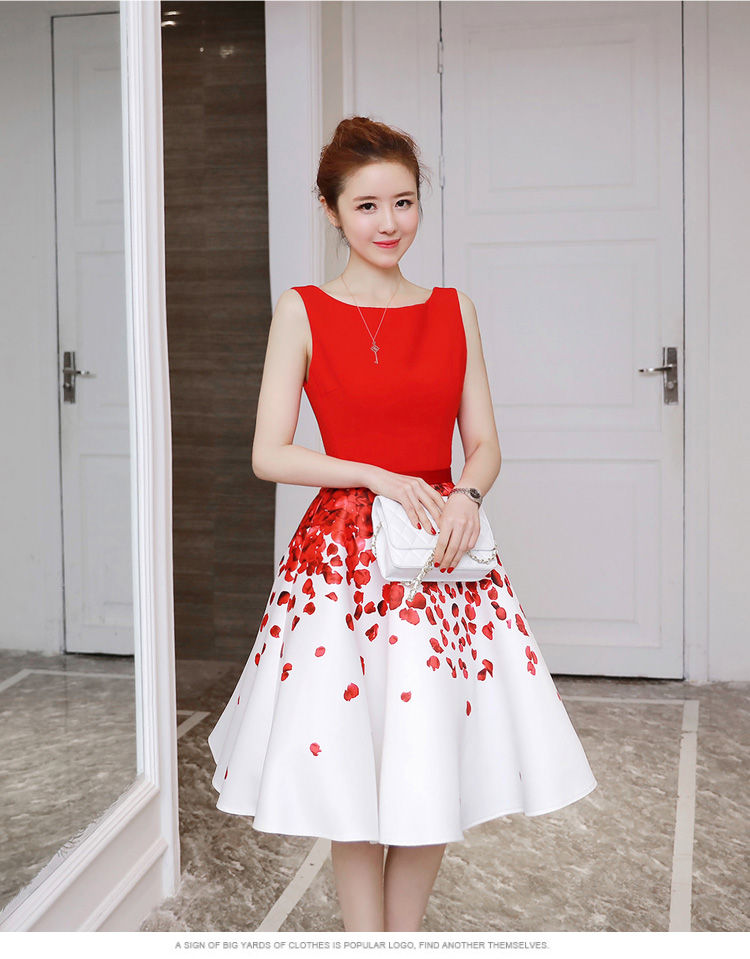 ชุดเดรสสั้นเสื้อสีแดงแขนกุด กระโปรงทรงเอสีขาวลายกุหลาบสีแดง สวยหรู