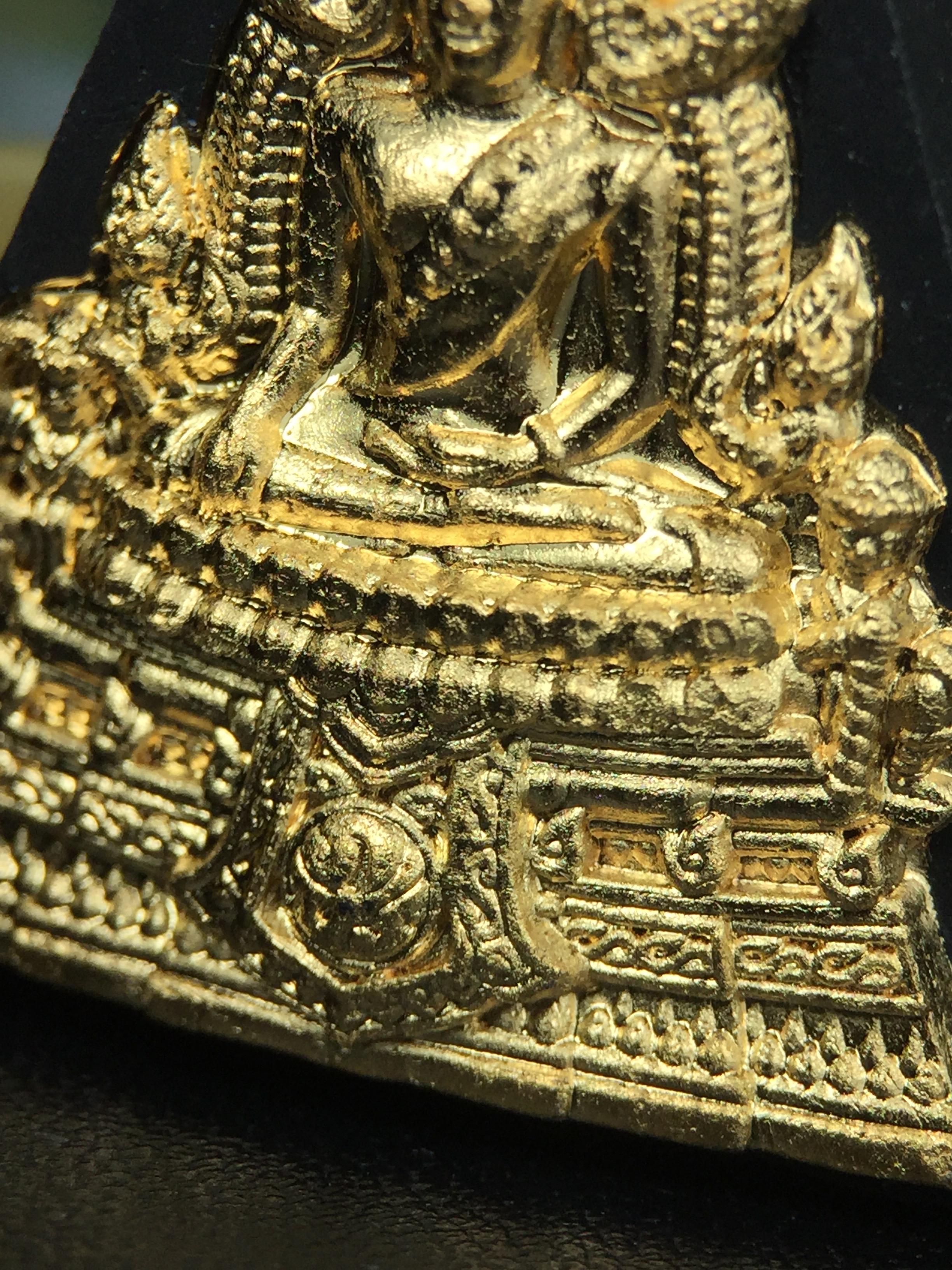 พระพุทธชินราช(จำลอง)ภปร. 84พรรษา เนื้อผงปิดทองด้านหน้า หลัง ภ.ป.ร. ยิงทอง(พระราชทานมวลสาร จิตรลดาและเส้นพระเจ้า ร.9(เส้นผม))ทรงคุณค่าอีกหนึ่งรุ่นยอดนิยม