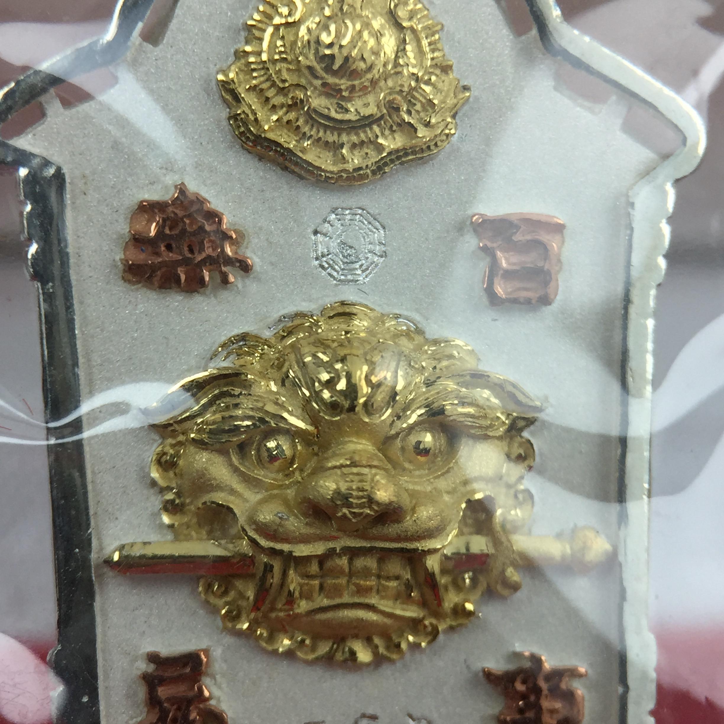 เหรียญรูปเหมือนเจ้าพ่อเสือ (ตั่วเหล่าเอี๊ย)รุ่นสองแผ่นดิน ปี 2542 หลัง ตราสัญลักษณ์ ภปร. 6รอบ 72 พรรษาในหลวงรัชกาลที่9 เสือคาบดาบ เหรียญหล่อ 3 มิติ เนื้อเงินสามกษัตริย์ พิมพ์ใหญ่ ปลุกเสก ณ วัดมังกรกมลาวาส(เล่งเน่ยยี่)สภาพสวยซีนซองเดิมกล่องครบเดิม