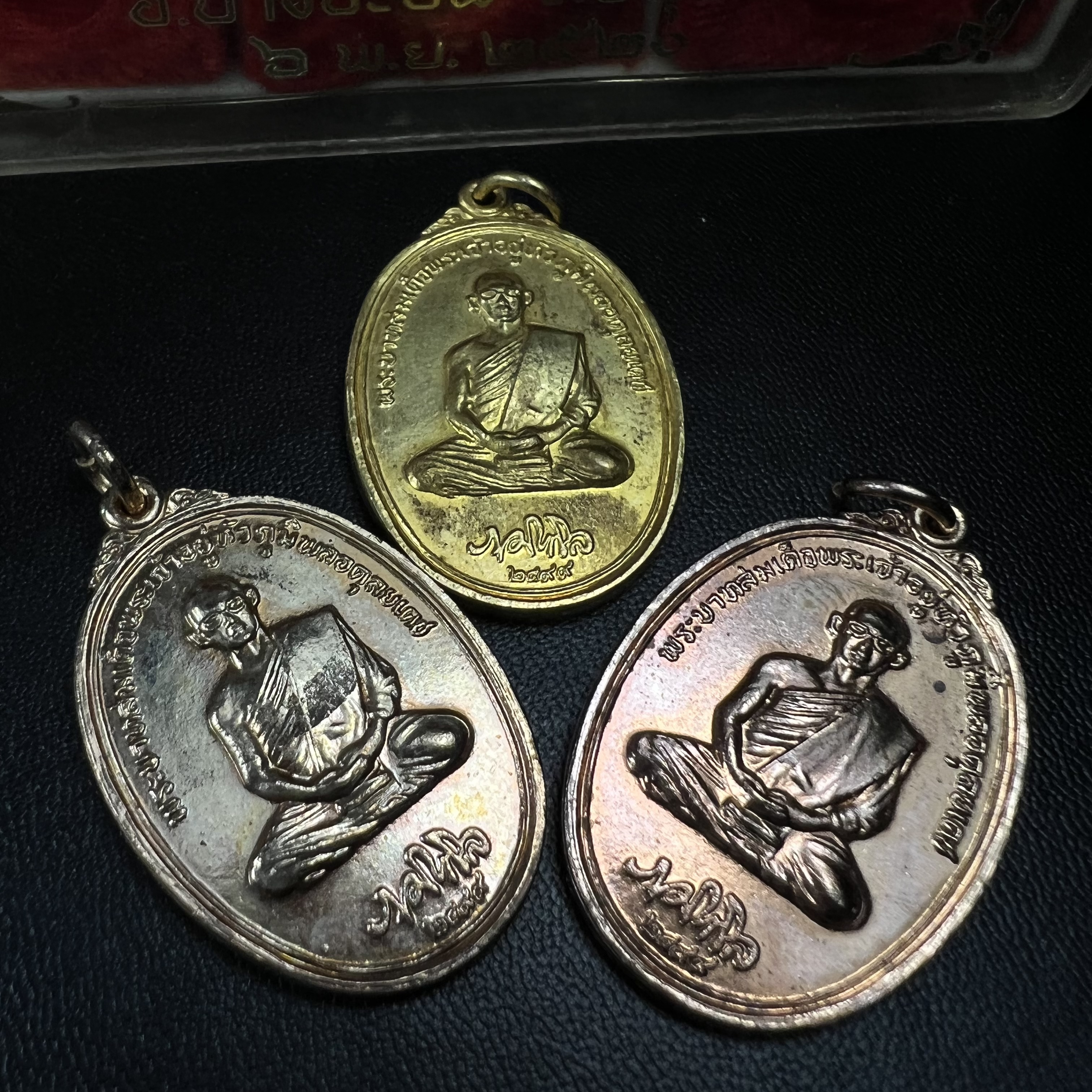 เหรียญในหลวงทรงผนวช ที่ระลึกเสด็จพระราชดำเนินถวายผ้าพระกฐิน วัดชุมพลนิกายารามวรวิหาร ปี2520 ครบชุด 3 เหรียญ(กะไหล่ทอง กะไหล่เงิน กะไหล่นาค) พิมพ์นิยม สภาพสวย กล่องบรรจุเดิม หายาก