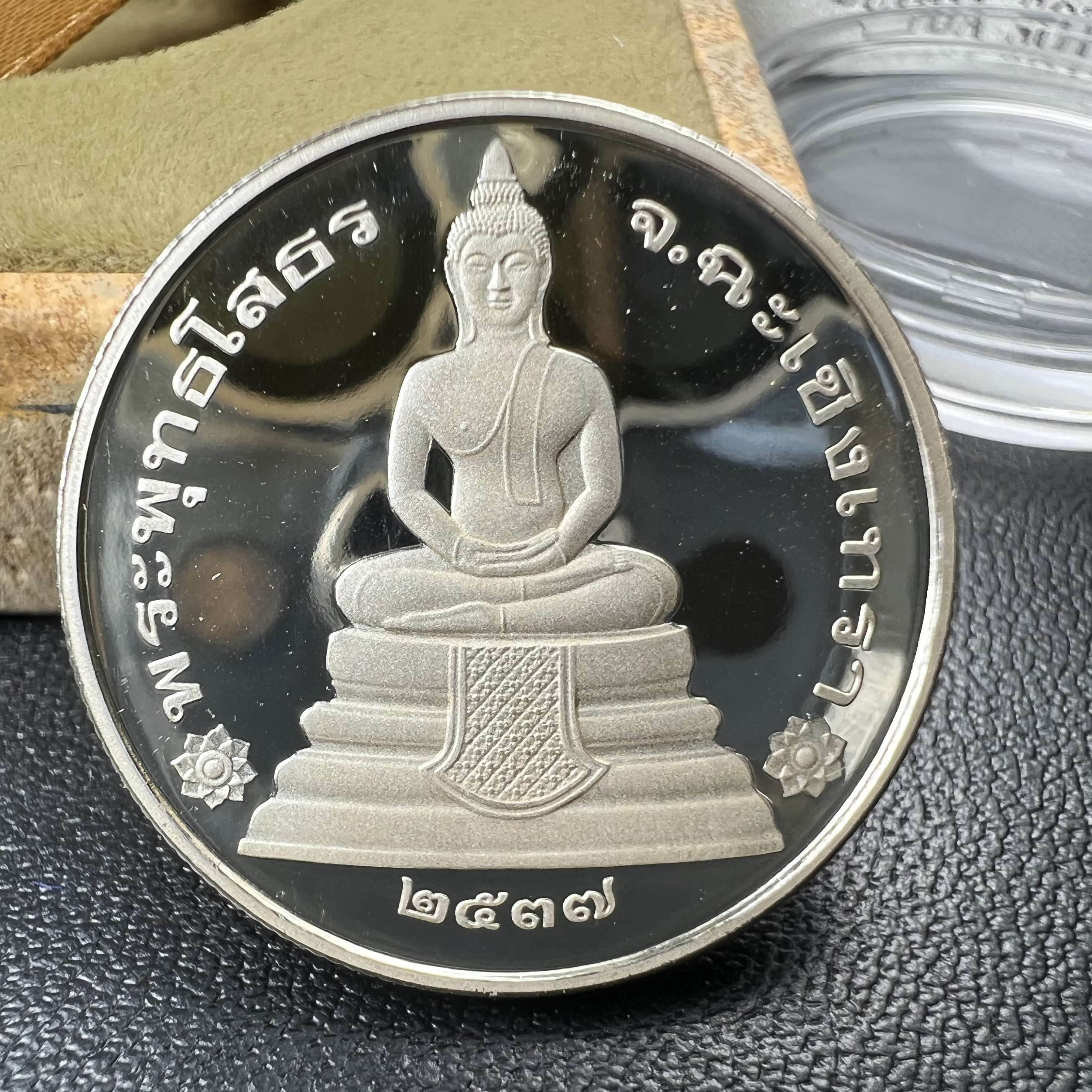 เหรียญพระพุทธโสธร รุ่นนานาชาติ(รุ่นแรก) วัดโสธรวรารามวรวิหาร ปี 2537 หลังพระธรรมจักร เนื้อเงินขัดเงา ขนาด 2.5 มม.สภาพสวยพร้อมกล่องและการ์ดใบรับรองเดิมครบสมบูรณ์(1 ใน 5000 เหรียญ)