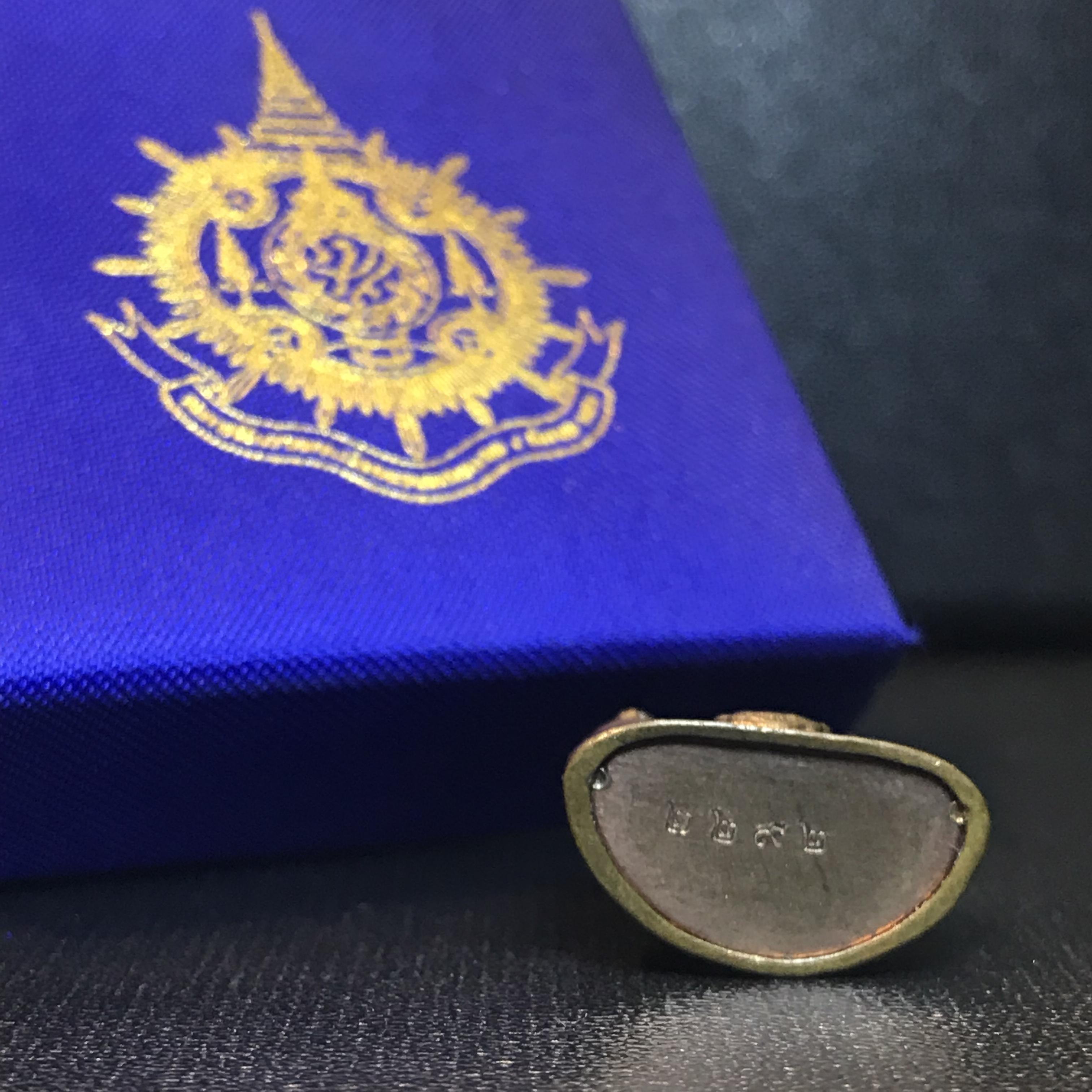 พระกริ่งไพรีพินาศ เฉลิมพระเกียรติ พระบาทสมเด็จพระเจ้าอยู่หัวรัชกาลที่9 พระชนมพรรษา 6 รอบ ปี2542เนื้อสัมฤทธิ์(บรรจุเหล็กไหล)ดีนอก-ดีใน