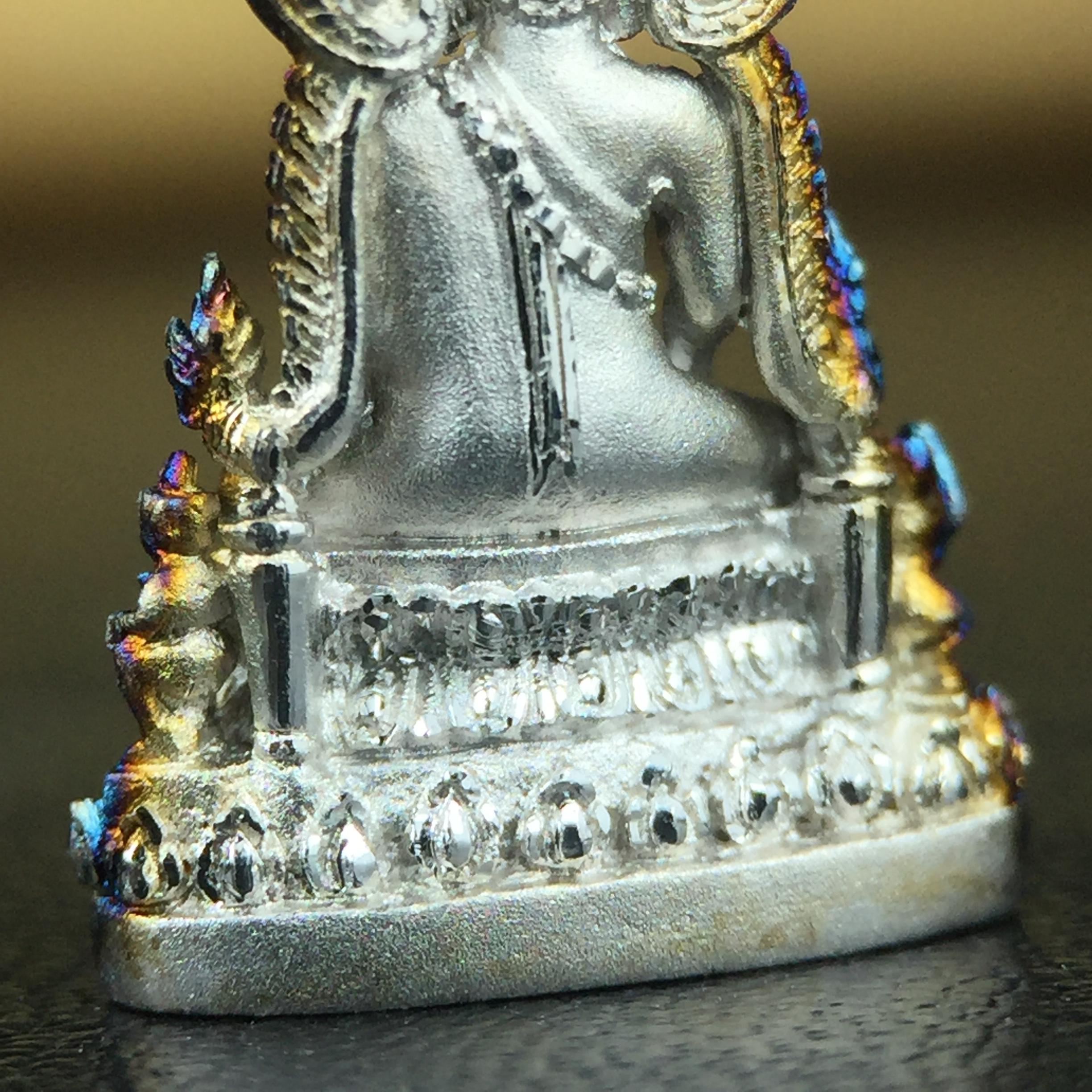 พระพุทธชินราช(จำลอง) ภปร. 84 พรรษา เนื้อเงินชุบทองคำขาว พิมพ์เล็กขนาดหน้าตัก 1/4 นิ้ว (สภาพผิวเดิมสวย ขึ้นสีรุ้งธรรมชาติ แบบนิยม)(พระราชทานมวลสาร จิตรลดาและเส้นพระเจ้า(เส้นผม))พุทธศิลป์ทรงคุณค่าอีกหนึ่งรุ่นยอดนิยม