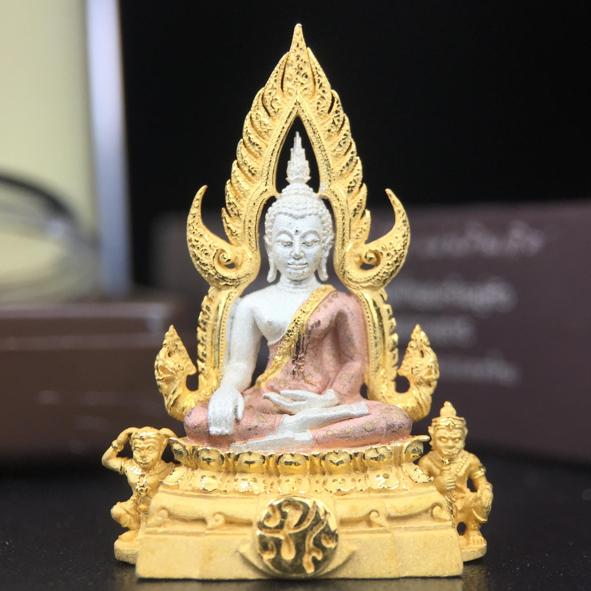 พระพุทธชินราช ภปร. โครงการ "เพราะแผ่นดินนี้ คือ แผ่นดินเกิด" ปี2548(รุ่นแรก) ลอยองค์ หน้าตัก 1/2 นิ้ว เนื้อเงินสามกษัตริย์ พุทธศิลป์งดงามทรงคุณค่า รุ่นยอดนิยม