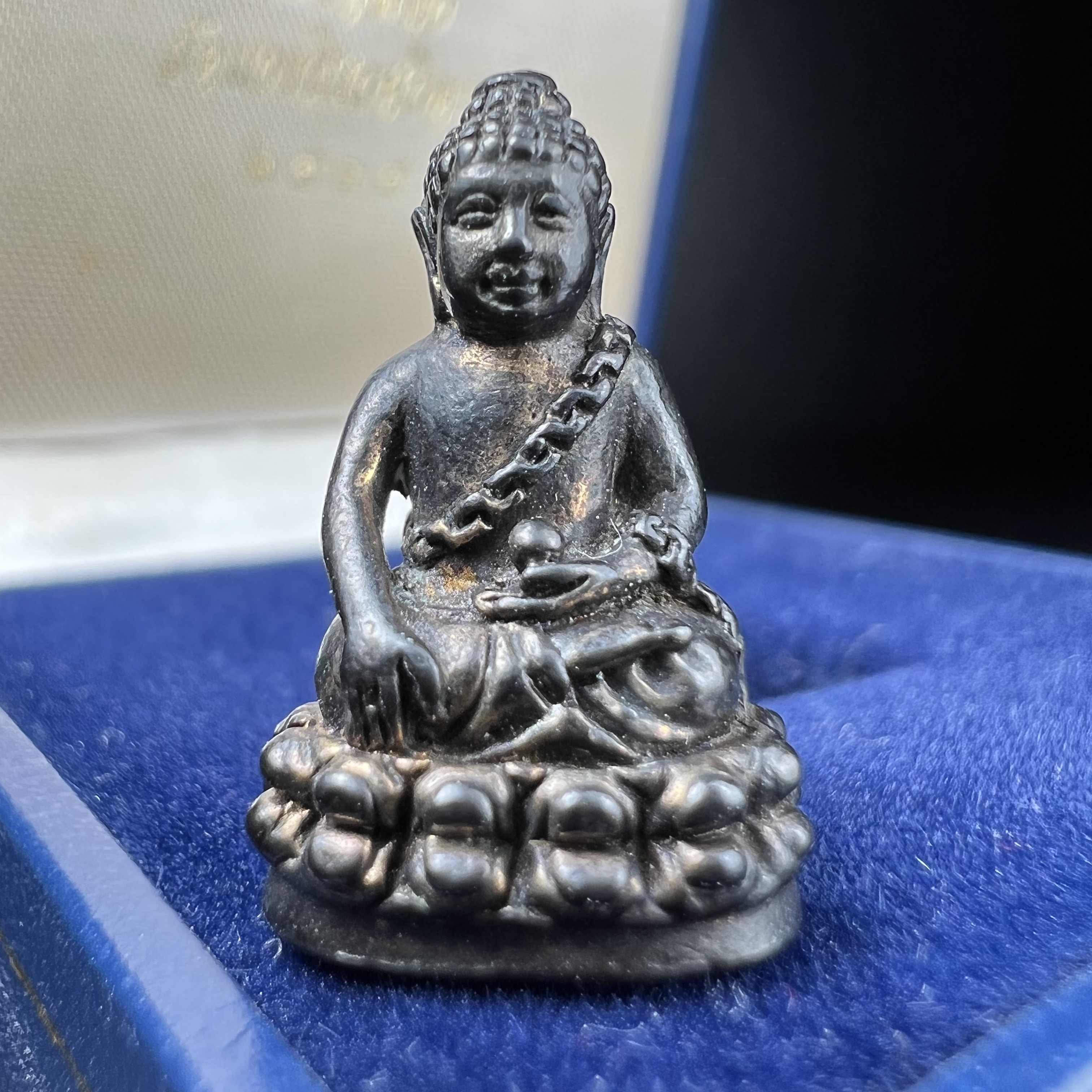 พระกริ่งพุทธอุดมสมบูรณ์(พระปุ้มปุ้ย)รุ่นแรก เนื้อนวโลหะเต็มสูตร วัดบวรนิเวศวิหาร ปี2535 แขวนบูชาไม่มีอดอยาก มีความอุดมสมบูรณ์สมตามลักษณะและมงคลนามตามชื่อ ตามปรารถนา(1ใน2000องค์)หายาก