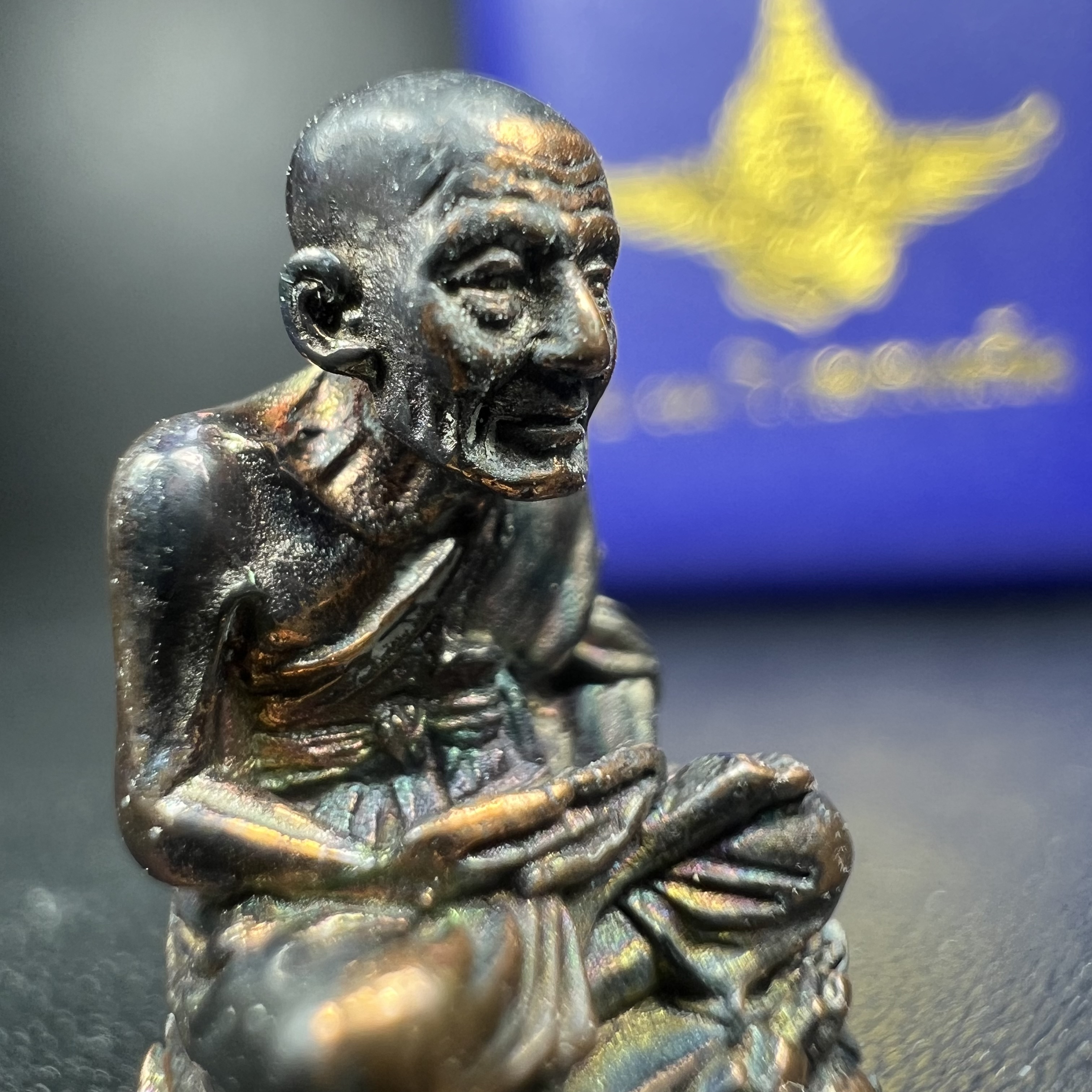 รูปเหมือนหล่อลอยองค์หลวงปู่ทวด รุ่น 111ปี กระทรวงกลาโหม เนื้อนวโลหะรมดำ-ปัดเงา ปี2540 พิธีใหญ่ เข้มขลัง นิยม พร้อมกล่องบรรจุเดิม(คัดสภาพสวยผิวเทพๆผิวรุ้งๆ)ทั้งพิธีทั้งพุทธศิลป์ทรงคุณค่าอีกหนึ่งรุ่นยอดนิยม