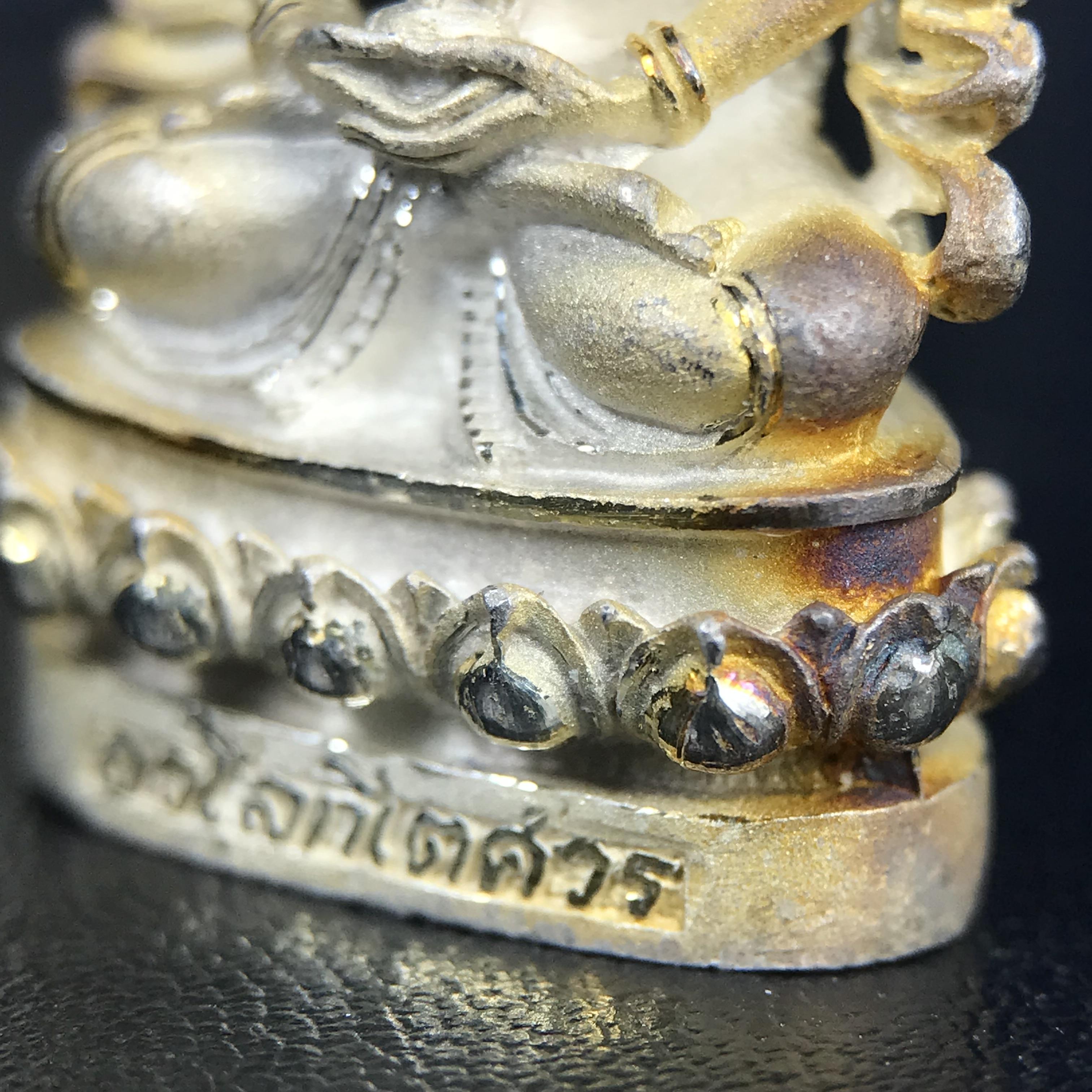 พระกริ่งอวโลกิเตศวร ( เจ้าแม่กวนอิม ) วัดโพธิ์แมนคุณาราม รุ่นอุดมโภคทรัพย์ พ.ศ.2539 เนื้อเงินพ่นทราย(ผิวเดิม ขึ้นสีรุ้งธรรมชาติ แบบนิยม เสน่ห์ของพระเนื้อเงิน) (พร้อมกล่องบรรจุการ์ดใบรับรองเดิมครบ)(อีกหนึ่งรุ่นยอดนิยม พุทธศิลป์สวยงดงาม)หายาก 1 ใน 5000 องค์