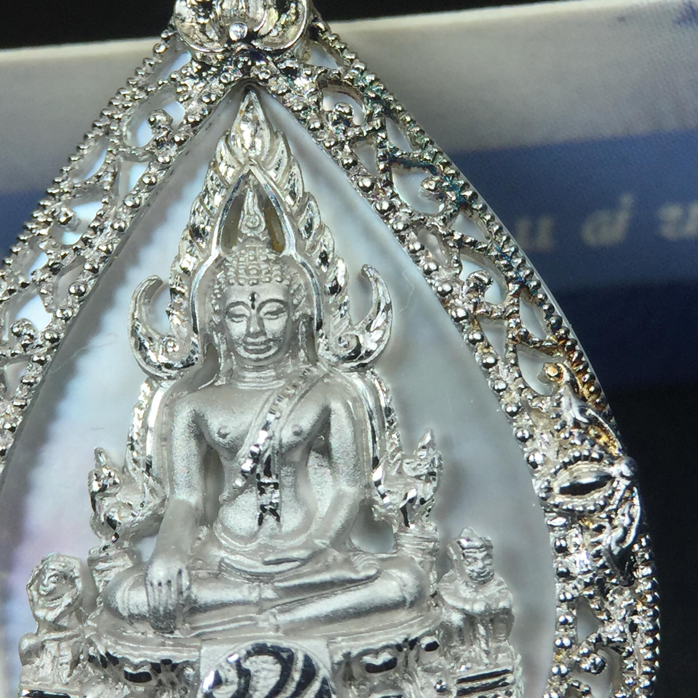 เหรียญพระพุทธชินราช ภปร. โครงการ เพราะแผ่นดินนี้คือแผ่นดินเกิด ปี 2551 รูปหยดน้ำ เนื้อเงินชุบทองคำขาว(ล้อมด้วยกรอบเงินชุบทองคำขาวสลักเสลาเป็นลวดลายละเอียดอ่อน ส่วนพื้นองค์พระเป็นเปลือกหอยมุขสวยงดงาม )(ขนาด 21 x 29 มม.) (สวยงามหายาก)1ใน5000องค์