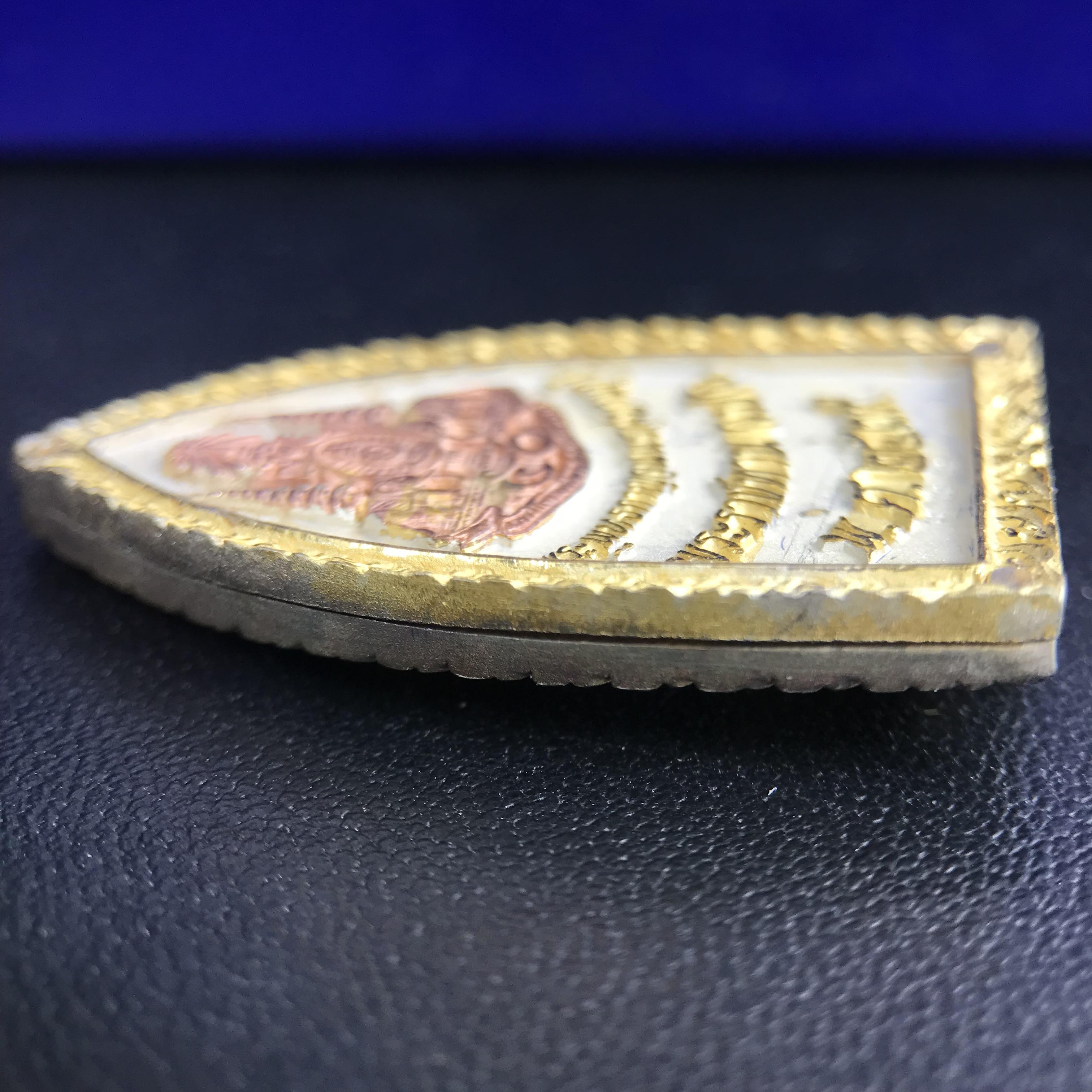 พระพุทธกาญจนพรสยามภูมิ ภปร. ปี 2539 เนื้อเงินสามกษัตริย์พื้นทรายประกาย(ผิวเดิมสวย) พิมพ์ทรงใบขนุน ขนาด3.2ซม. พระพุทธรูปประจำพระชนมวาร รัชกาลที่9 จัดสร้างในวโรกาสทรงครองสิริราชสมบัติครบ50ปี(องค์หมายเลขมหามงคลเลข ๙๙๙(เจริญก้าวหน้าในทุกด้าน)(1 ใน 5000 องค์)