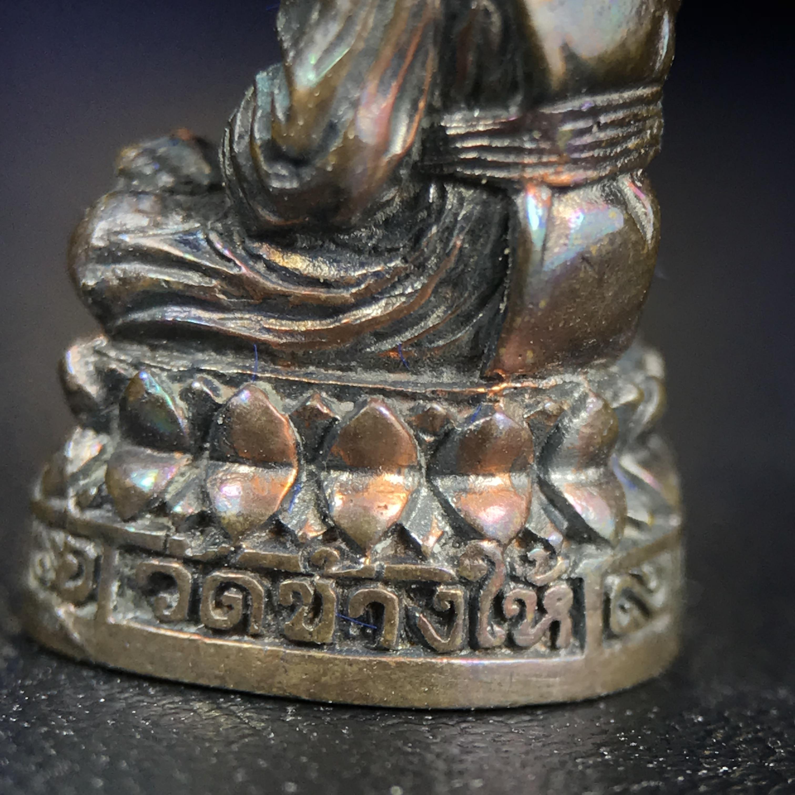 รูปเหมือนหล่อลอยองค์หลวงปู่ทวด รุ่น 111ปี กระทรวงกลาโหม เนื้อนวโลหะรมดำ-ปัดเงา ปี2540 พิธีใหญ่ เข้มขลัง นิยม พร้อมกล่องบรรจุเดิม(คัดสภาพสวยผิวเทพๆผิวรุ้งๆ)ทั้งพิธีทั้งพุทธศิลป์ทรงคุณค่าอีกหนึ่งรุ่นยอดนิยม