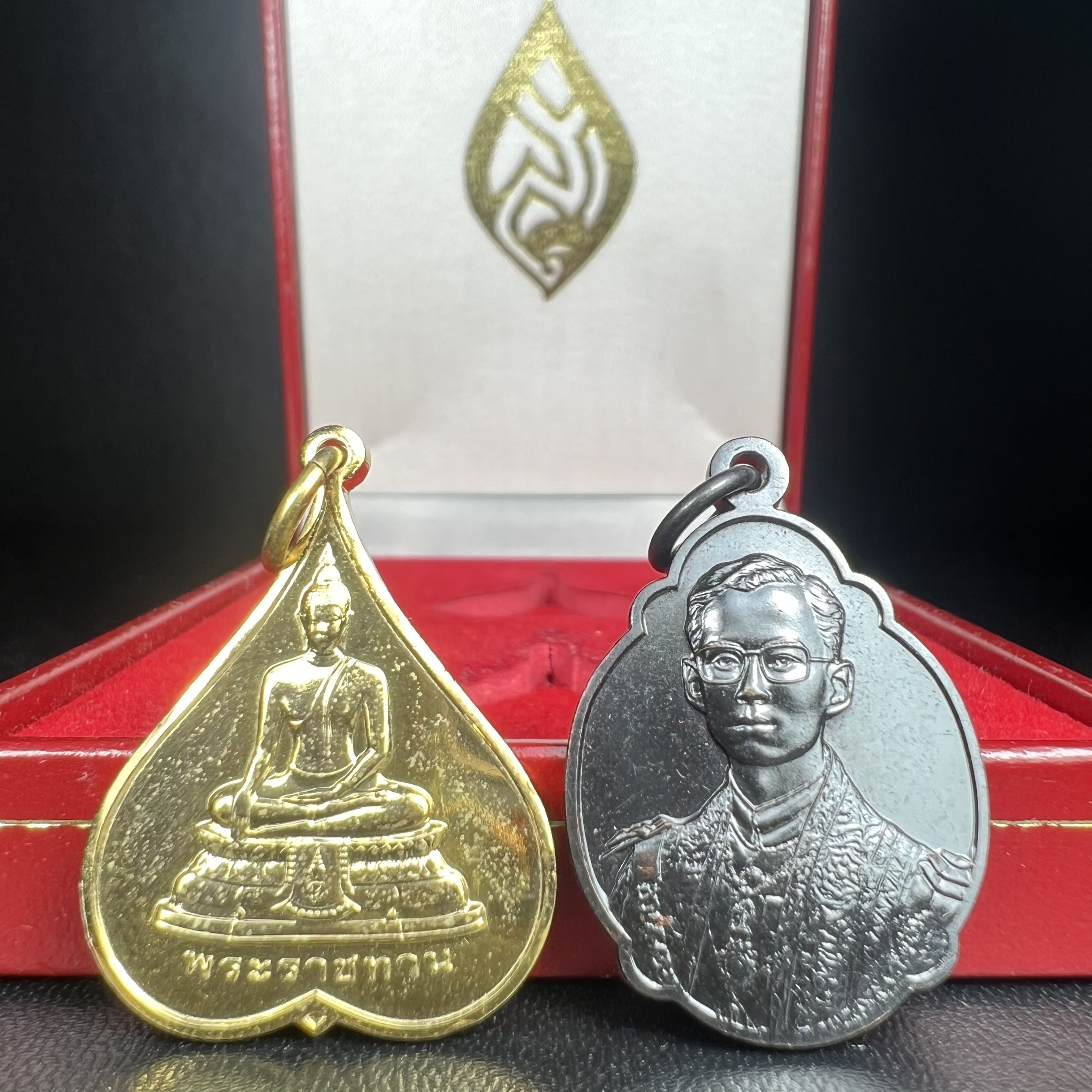 เหรียญพระราชทาน มูลนิธิ พอ.สว. ปี2541 (1ชุด มี 2 เหรียญ สภาพสวยมาก(กล่องเดิม))