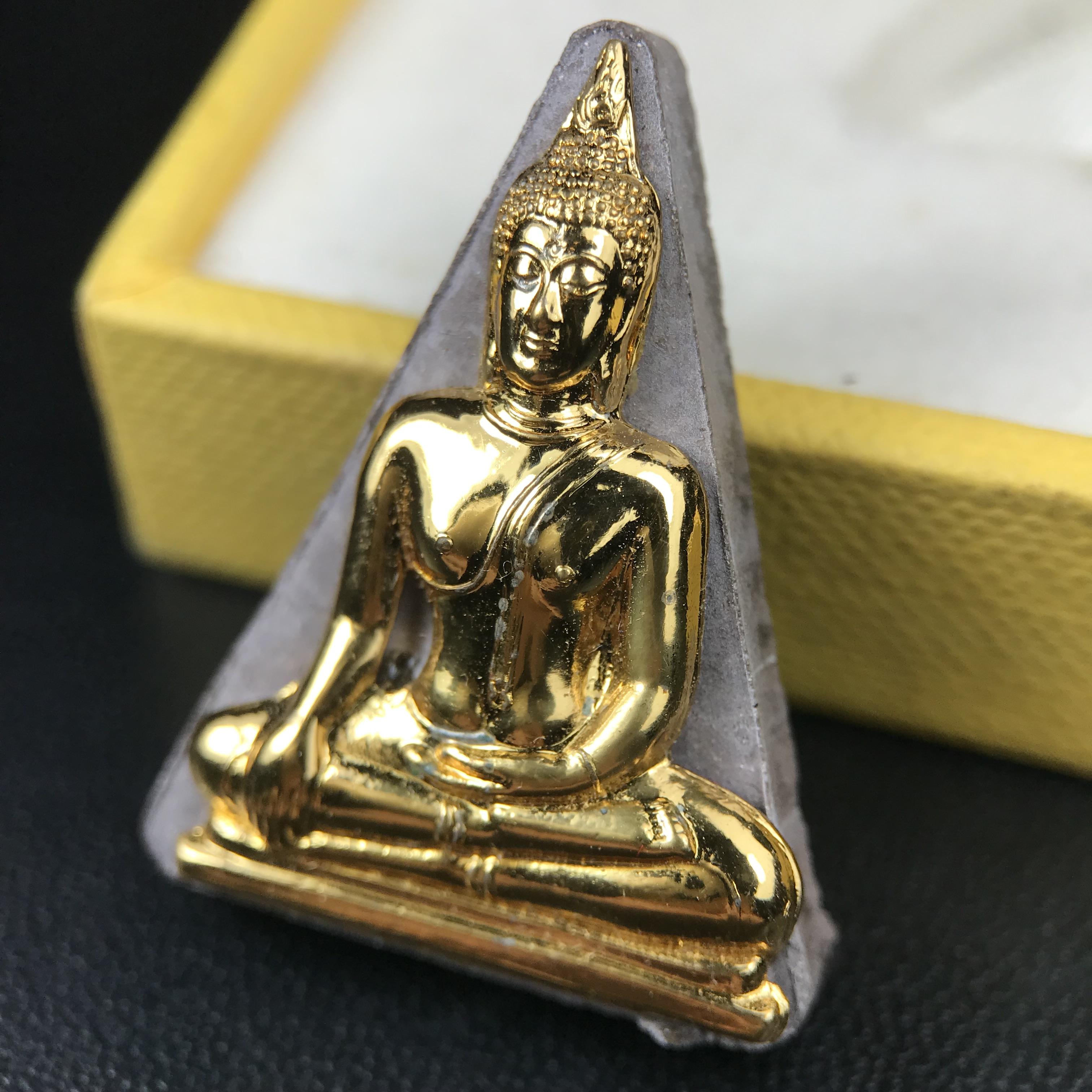 พระพุทธมหาสุวรรณปฏิมากร (หลวงพ่อทองคำ) หลังตรามหามงคลเฉลิมพระชนมพรรษา 80 พรรษา รัชกาลที่9 วัดไตรมิตรวิทยาราม กรุงเทพฯ ปี 2550 พระพิมพ์หน้าทองคำ(หายาก 1 ใน 999 องค์)