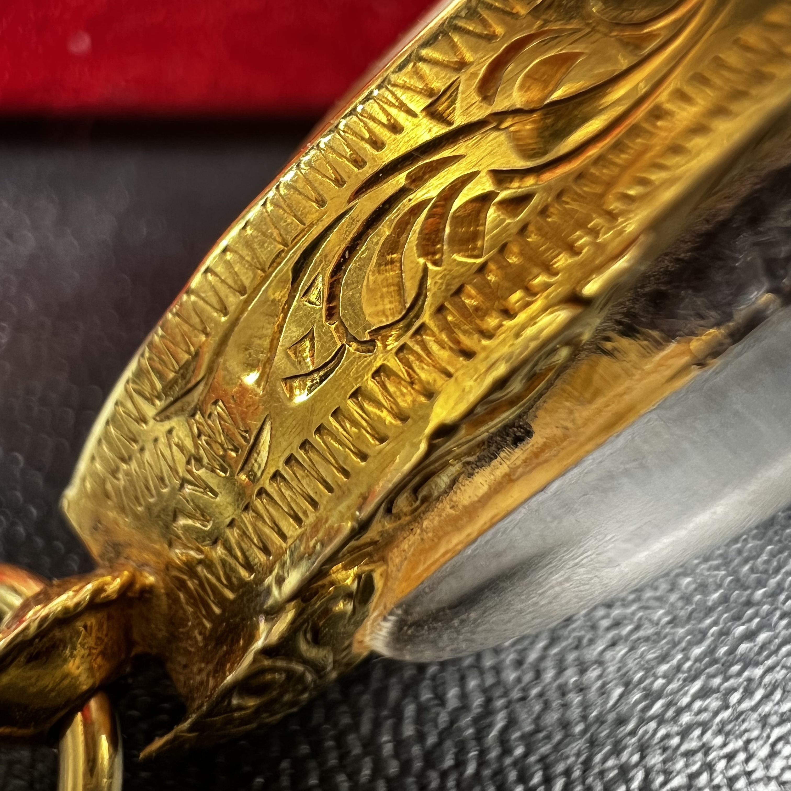 พระกริ่ง-พระชัยวัฒน์ ปวเรศ ปี2530 วัดบวรนิเวศราชวรวิหาร(องค์พระชัยวัฒน์เลี่ยมกรอบทองคำแท้)(ในหลวง ร.9 เสด็จเททอง)(บรรจุเส้นเกศาในหลวงรัชกาลที่9)พร้อมสูจิบัตรเดิมตอนจัดสร้าง(สภาพสวยครบสมบูรณ์) (องค์หน้าใหญ่)(องค์ทองทบ)แบบพิมพ์นิยมหายาก