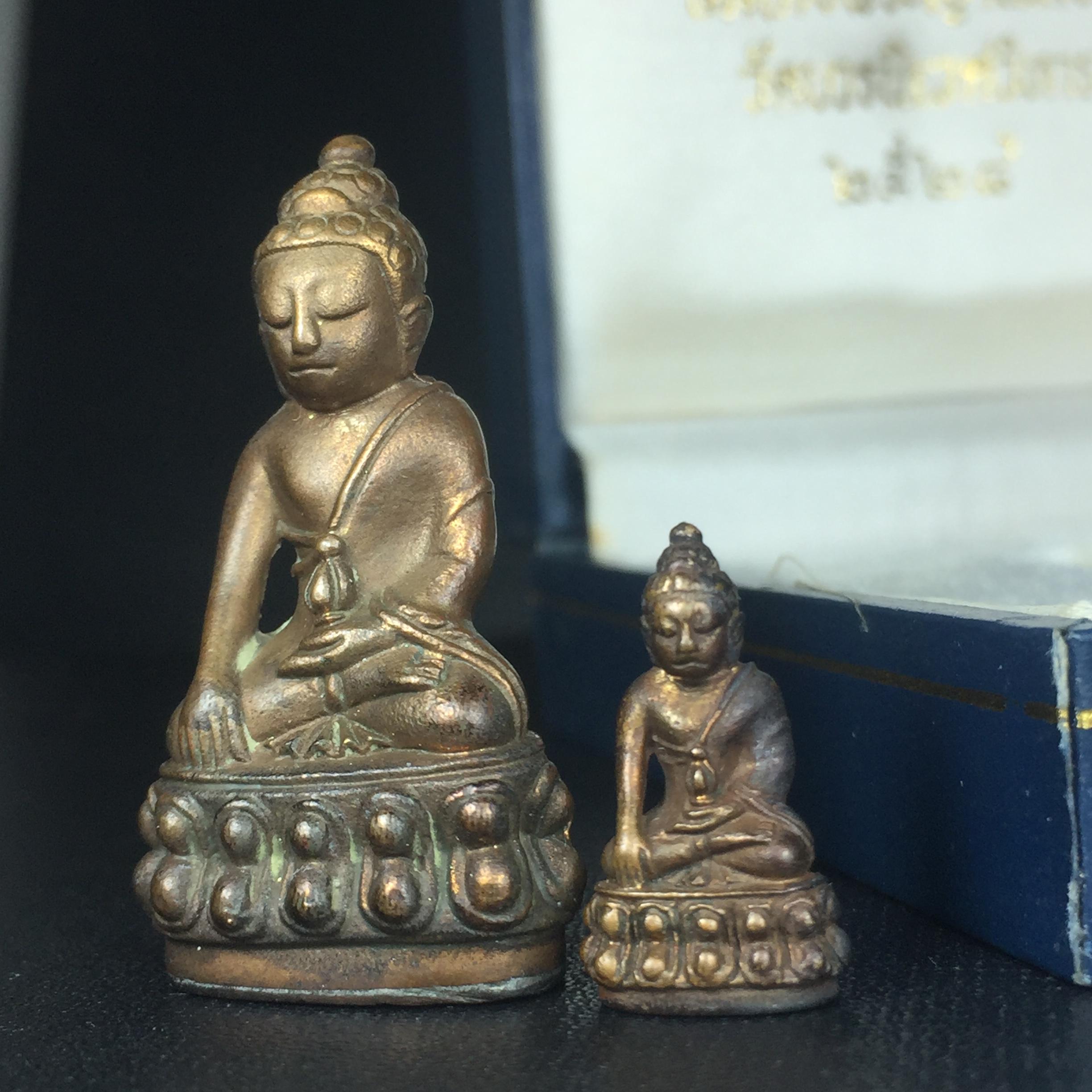 พระกริ่ง-พระชัยวัฒน์ รุ่นศิริสมบัติ อายุสมมงคล 72ปี สมเด็จพระญาณสังวร วัดบวรนิเวศวิหาร ปี 2528 เนื้อสัมฤทธิ์โลหะผสม(ตอกโค๊ด) (สุดยอดชนวนมาลสารรุ่นยอดนิยมที่นำมาจัดสร้าง)พร้อมกล่องบรรจุเดิมครบ รุ่นนี้สร้างน้อย หายาก สภาพสวยมาก