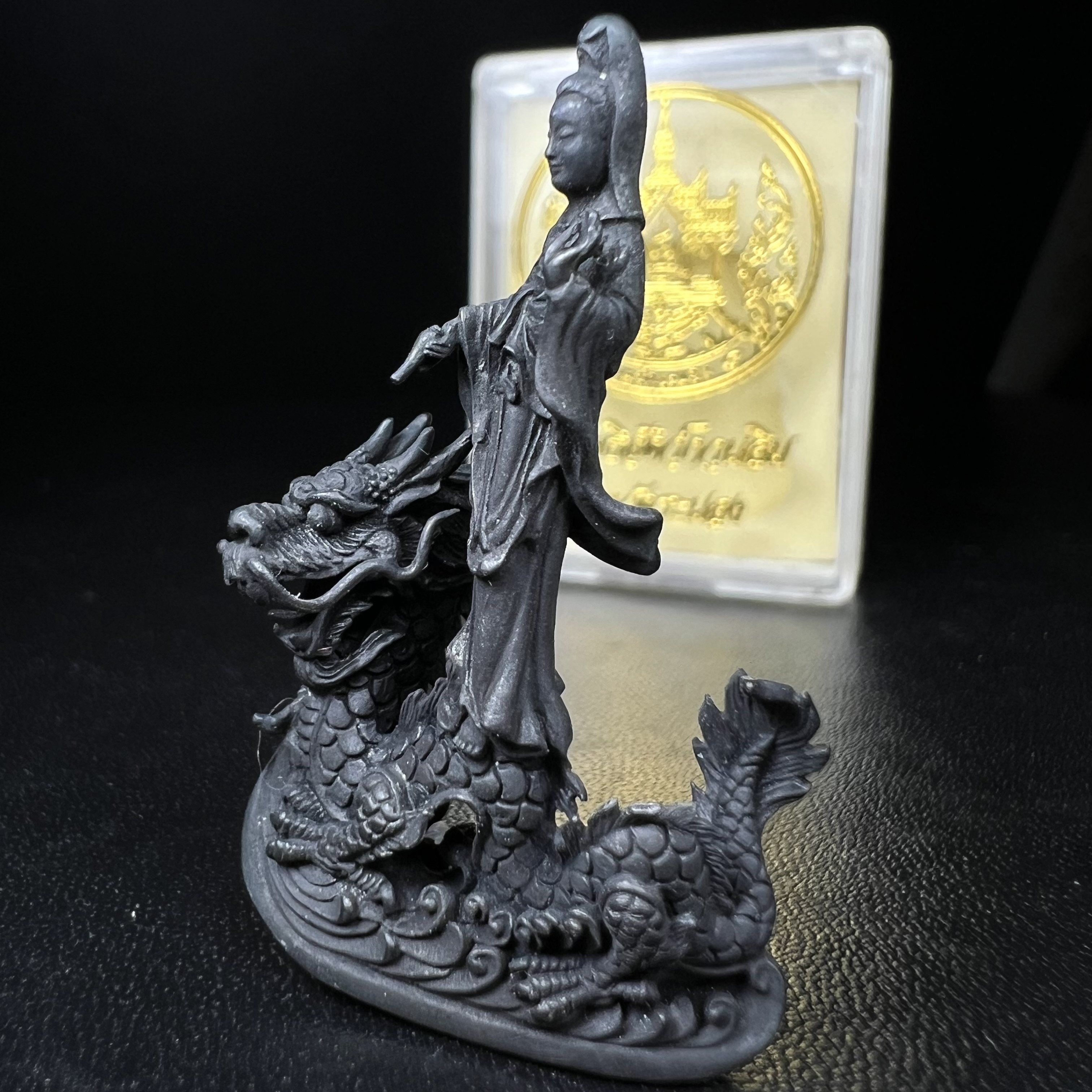 รูปหล่อลอยองค์พระโพธิสัตว์กวนอิม ทรงประทับมังกร จ.ระนอง พ.ศ.2539 เนื้อนวโลหะ พิมพ์ใหญ่(สวยงดงาม เข้มขลัง ทรงคุณค่า) เฉลิมฉลองในวโรกาสที่พระบาทสมเด็จพระเจ้าอยู่หัวทรงครองสิริราชสมบัติครบ 50 ปี(องค์หมายเลข๗๙๗๔)