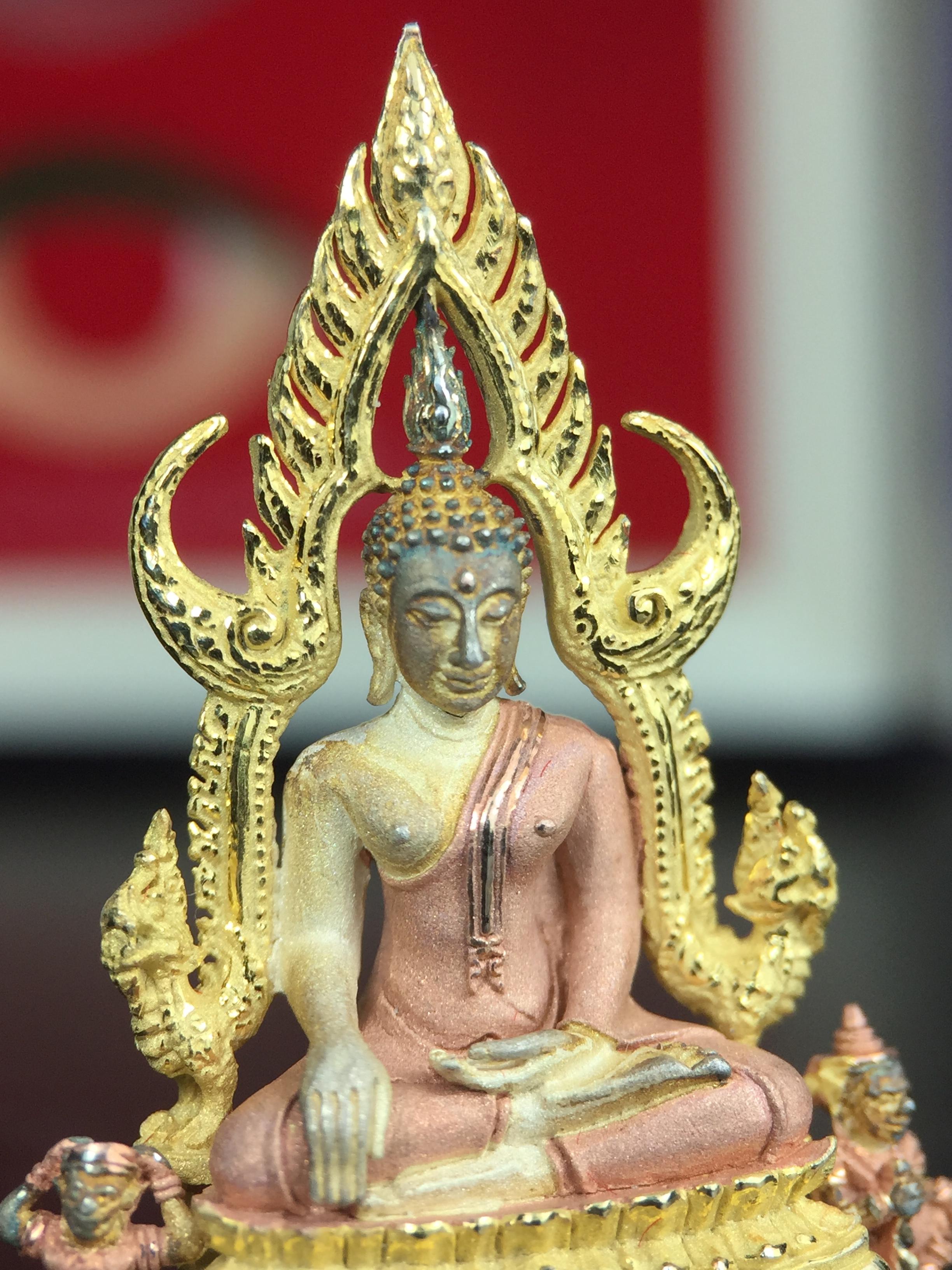 พระพุทธชินราช ภปร. ในวโรกาสพระราชพิธีมหามงคล เฉลิมพระชนมายุ6รอบ 5ธันวาคม2542 มูลนิธิพิทักษ์ดวงตาประชาชน จัดสร้าง เนื้อเงินบริสุทธิ์ 99.9% แบบสามกษัตริย์ขัดเงาบางส่วน พิมพ์ใหญ่ ขนาดสูง 3.4 ซม. พร้อมกล่องบรรจุเดิม