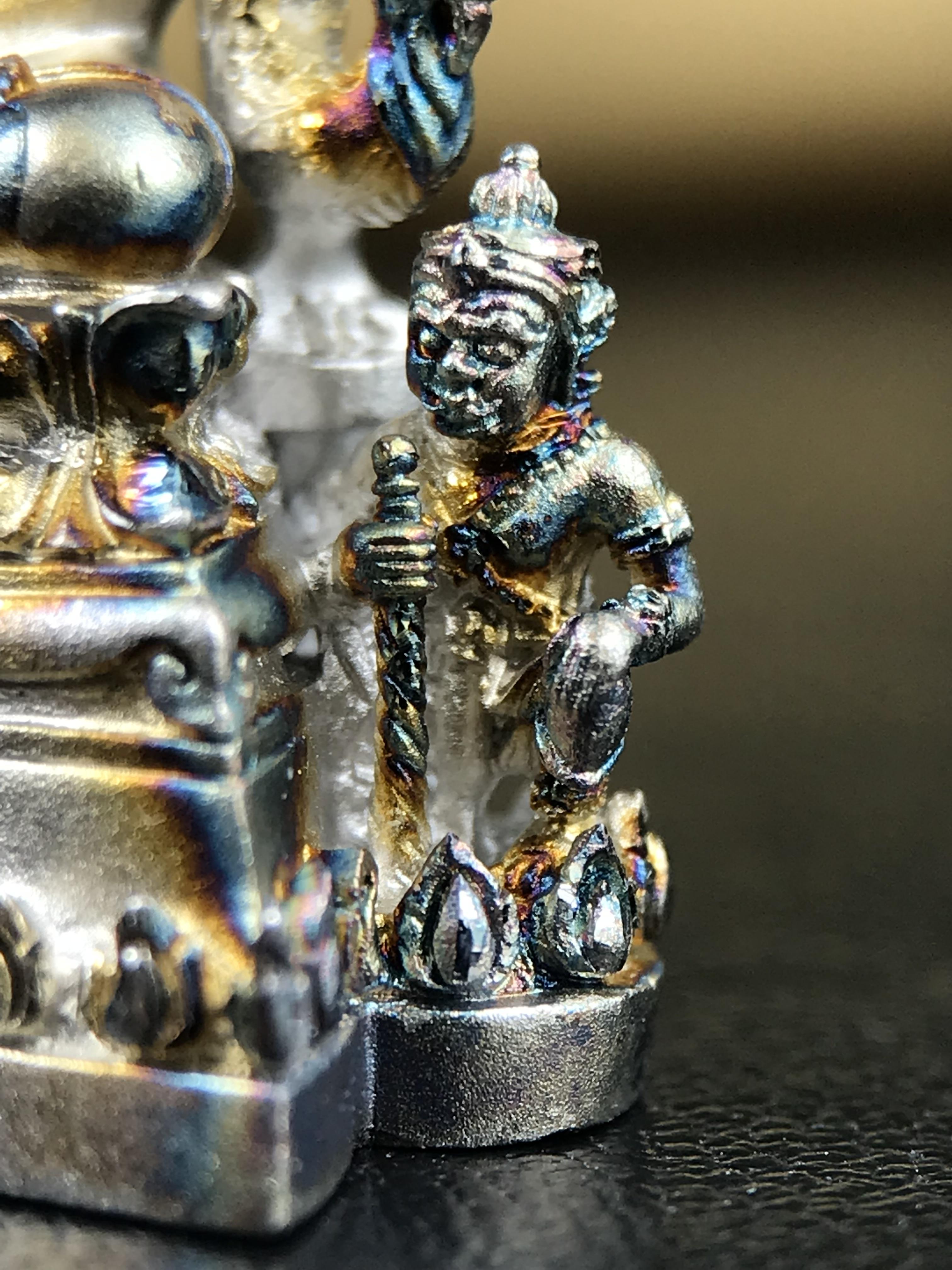 พระพุทธชินราช ภปร. 84 พรรษา ปี 2554 พิมพ์กลางขนาดหน้าตัก 1/2 นิ้ว(สูง 3.8 ซม.) เนื้อเงินชุบทองคำขาว(สภาพผิวเดิมสวย ขึ้นสีรุ้งธรรมชาติ แบบนิยม สวยมาก) (พระราชทานมวลสาร จิตรลดาและเส้นพระเจ้า(เส้นผม)รัชกาลที่9)พุทธศิลป์ทรงคุณค่าอีกหนึ่งรุ่นยอดนิยม