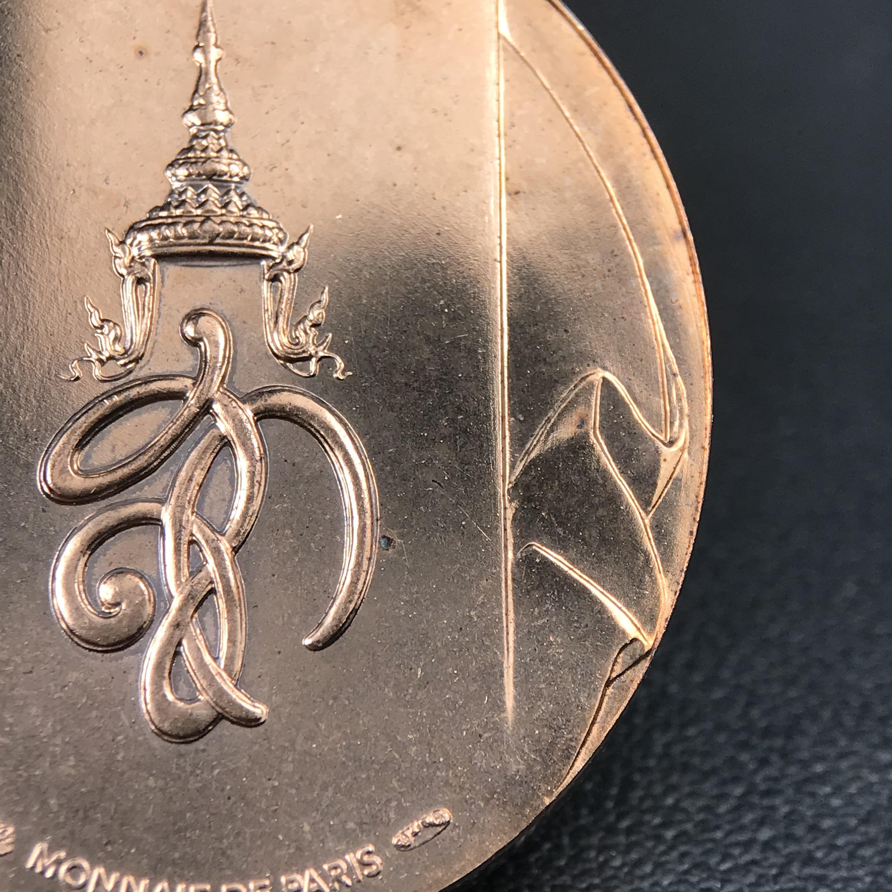 หลวงพ่อทวด พระนามาภิไธย สก. วัดห้วยมงคล จ.ประจวบคีรีขันธ์ ปี 2544(รุ่นแรก) เหรียญเนื้อนวโลหะ(Thai Bonze) ผลิตโดยโรงกษาปณ์ โมเน่ร์เดอปารีส ประเทศฝรั่งเศส สวยงดงามสภาพสวยกล่องใบรับรองครบสมบูรณ์(คุ้มครองแคล้วคลาด พิธีใหญ่) องค์หมายเลข 1807 (1 ใน 2999 เหรียญ)