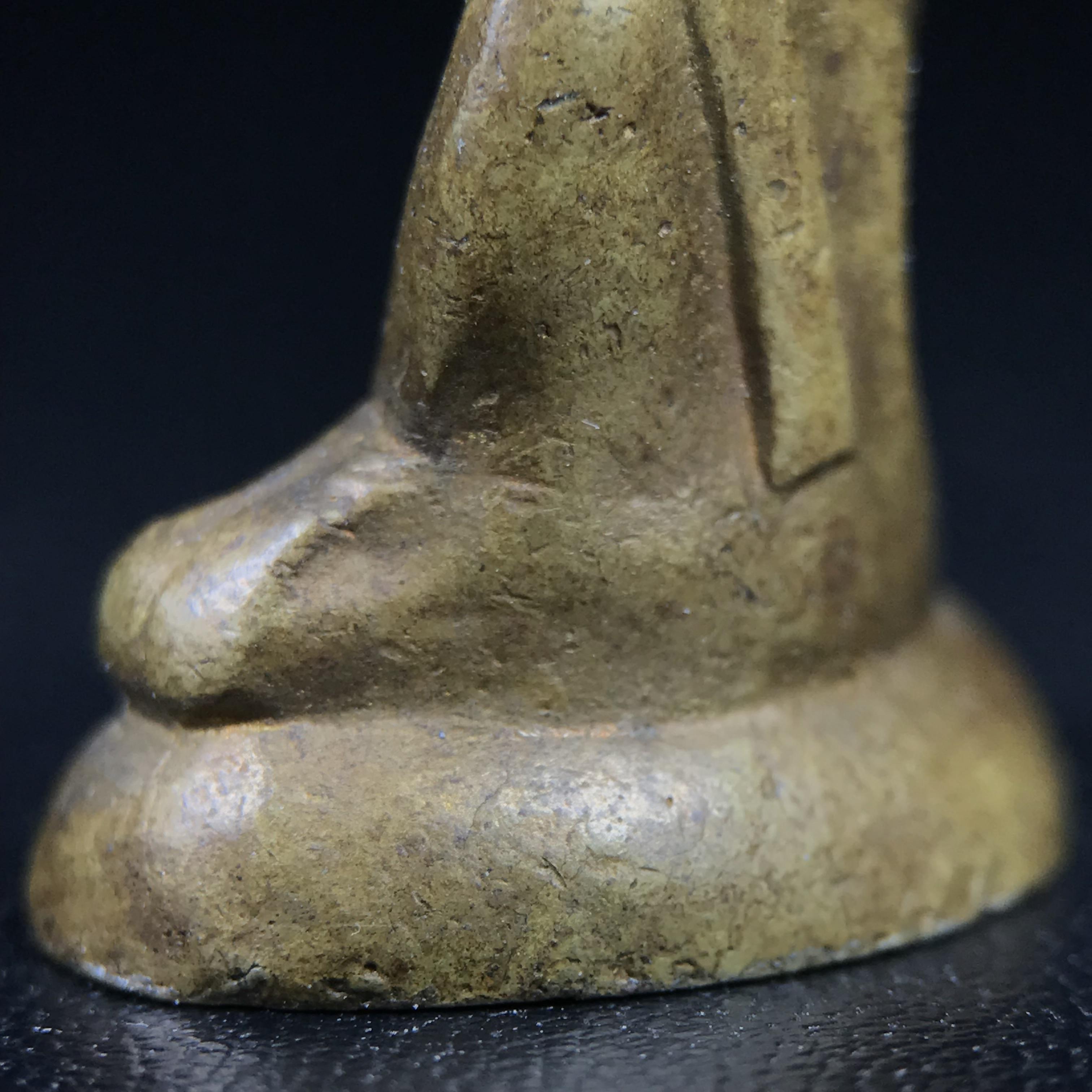 พระกริ่งฝีพระหัตถ์สมเด็จย่า ขนาดห้อยบูชาขนาดเล็ก จัดสร้างขึ้นเนื่องในวาระครบ 6 รอบ เมื่อวันที่21 ตุลาคม พ.ศ.2515(ในหลวงรัชกาลที่ 9 เสด็จพระราชดำเนินทรงเททอง)ปลุกเสกยิ่งใหญ่ เกจิ 108 รูป ร่วมปลุกเสก คัดสภาพสวยแบบนี้พบเจอน้อยมาก หมายเลขต้นๆหลักร้อย หายากมาก