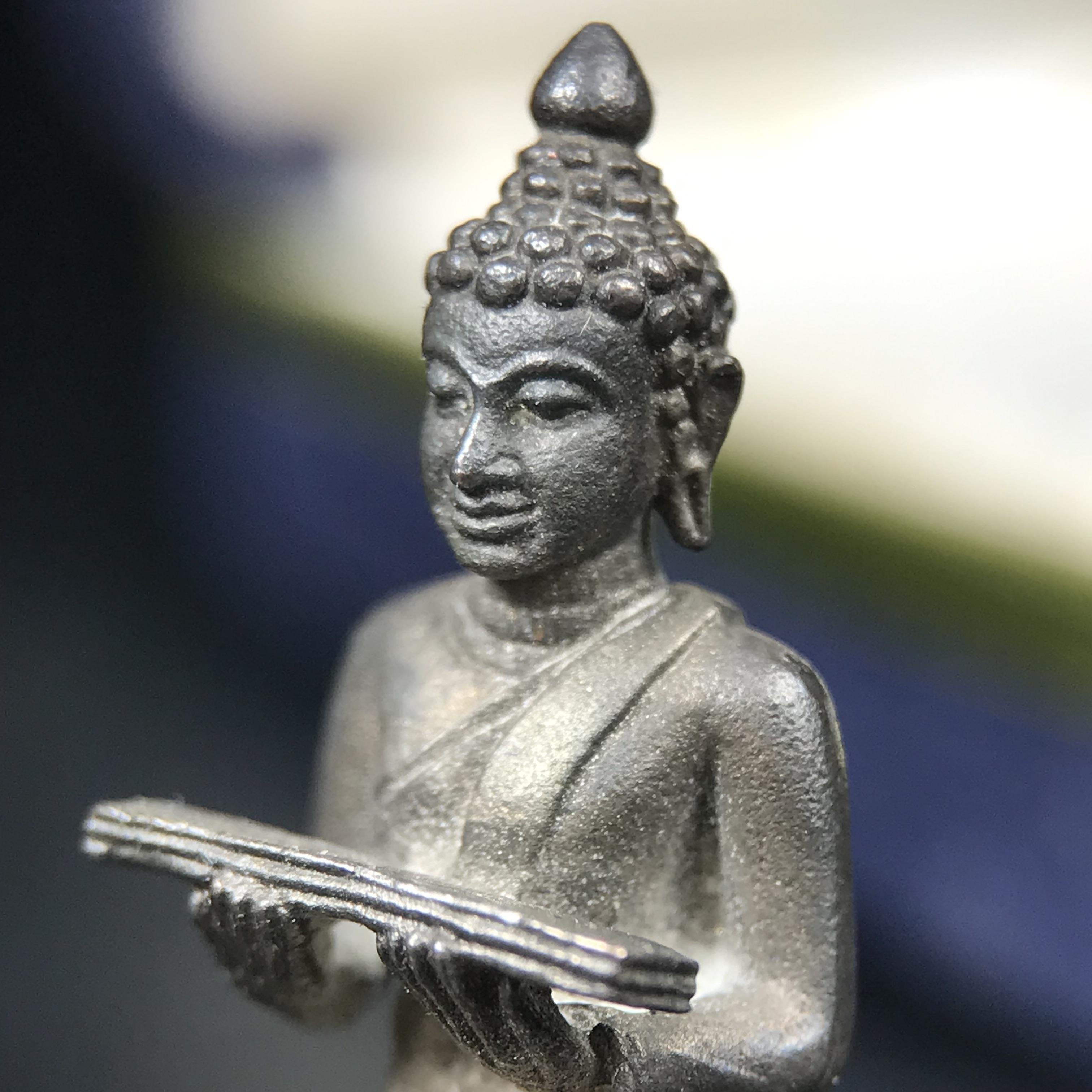 พระกริ่งปรมานุชิตชิโนรส วัดพระเชตุพนวิมลมังคลาราม(วัดโพธิ์) ปี 2533 เนื้อนวโลหะ ( ในหลวงรัชกาลที่9เสด็จเททอง)พิธีใหญ่ งดงามด้วยพุทธศิลป์เปี่ยมด้วยพุทธคุณ อีกหนึ่งรุ่นที่แนะนำสะสมบูชา(องค์หมายเลข 2583)เลขสวยผลรวมได้9...เจริญก้าวหน้าในทุกๆด้าน