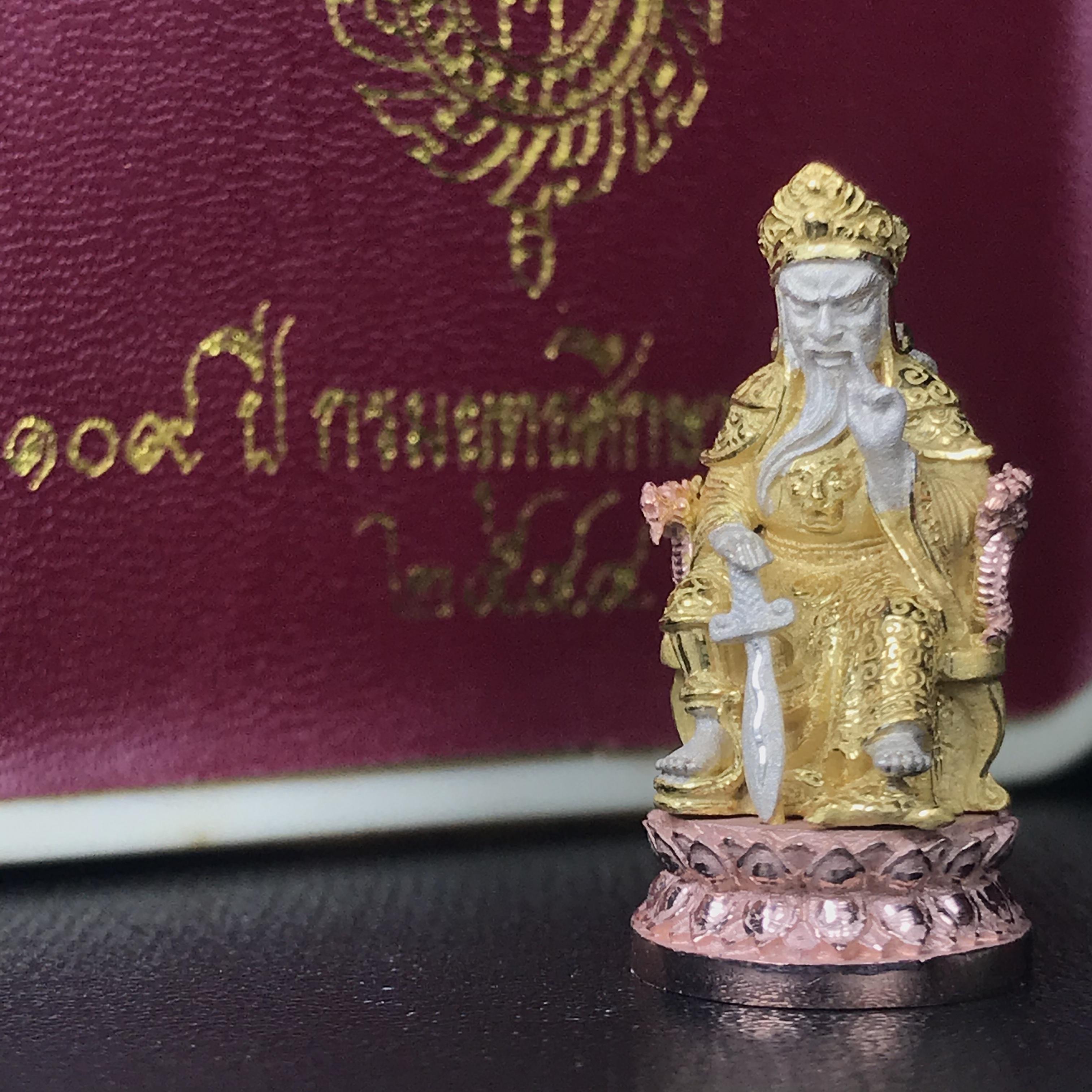 เจ้าพ่อเสือนั่งบัลลังค์ (ตั่วเหล่าเอี๊ย) เนื้อเงินสามกษัตริย์ ลอยองค์ (พิมพ์ใหญ่) รุ่น รักษ์แผ่นดิน ปี 2544 งานแพรนด้าจิวเวลรี่ สวย งดงาม (เทพศักดิ์สิทธิ์ที่คอยปกป้องอภิบาล และปราบปรามศัตรู)