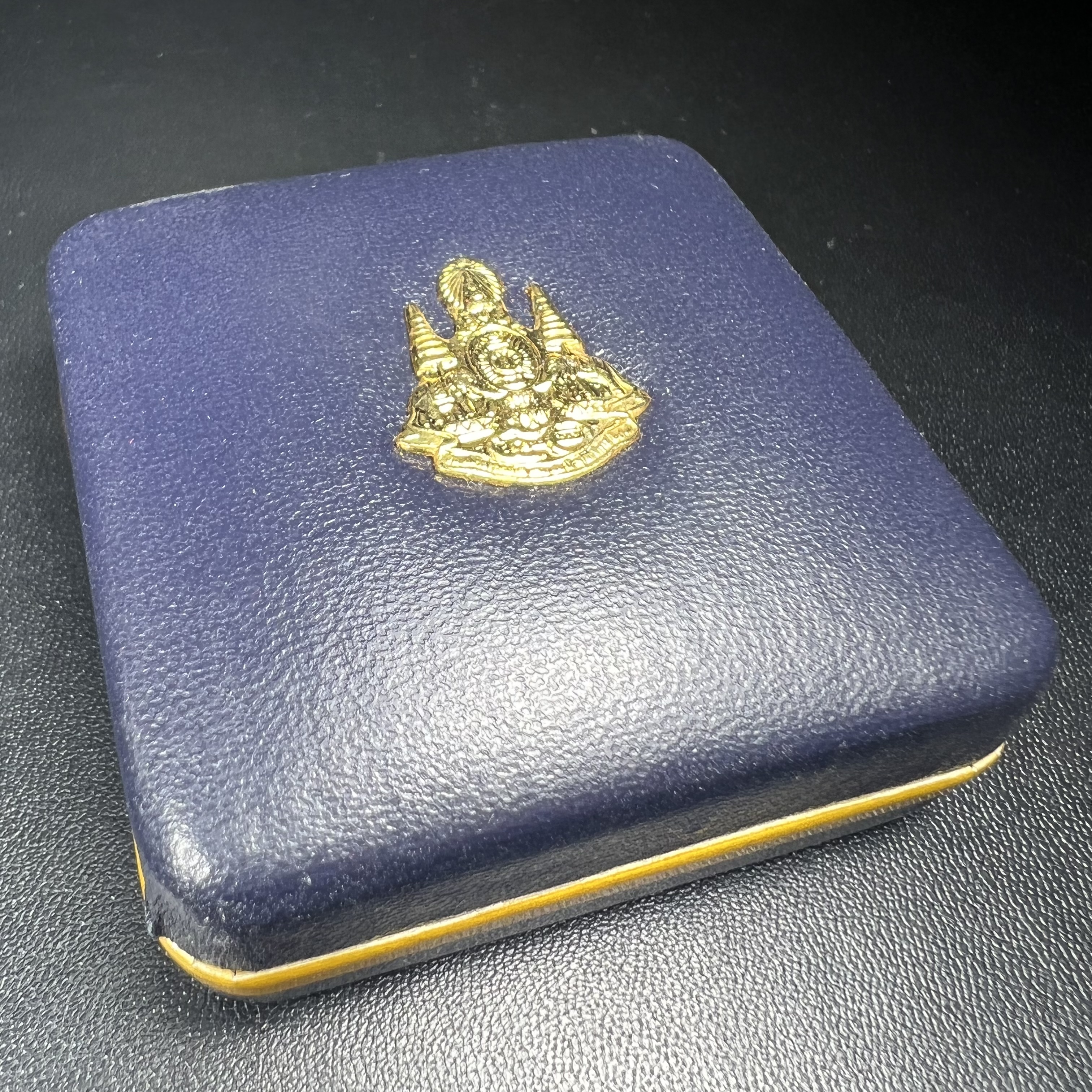 เหรียญสมเด็จพระญาณสังวร สมเด็จพระสังฆราช วัดบวรนิเวศวิหาร รุ่นเฉลิมพระเกียรติ ปี2539 เนื้อเงินลงยา(ผิวเดิมรุ้งๆสภาพสวยสมบูรณ์ กล่องบรรจุเดิมครบ)หมายเลข 943