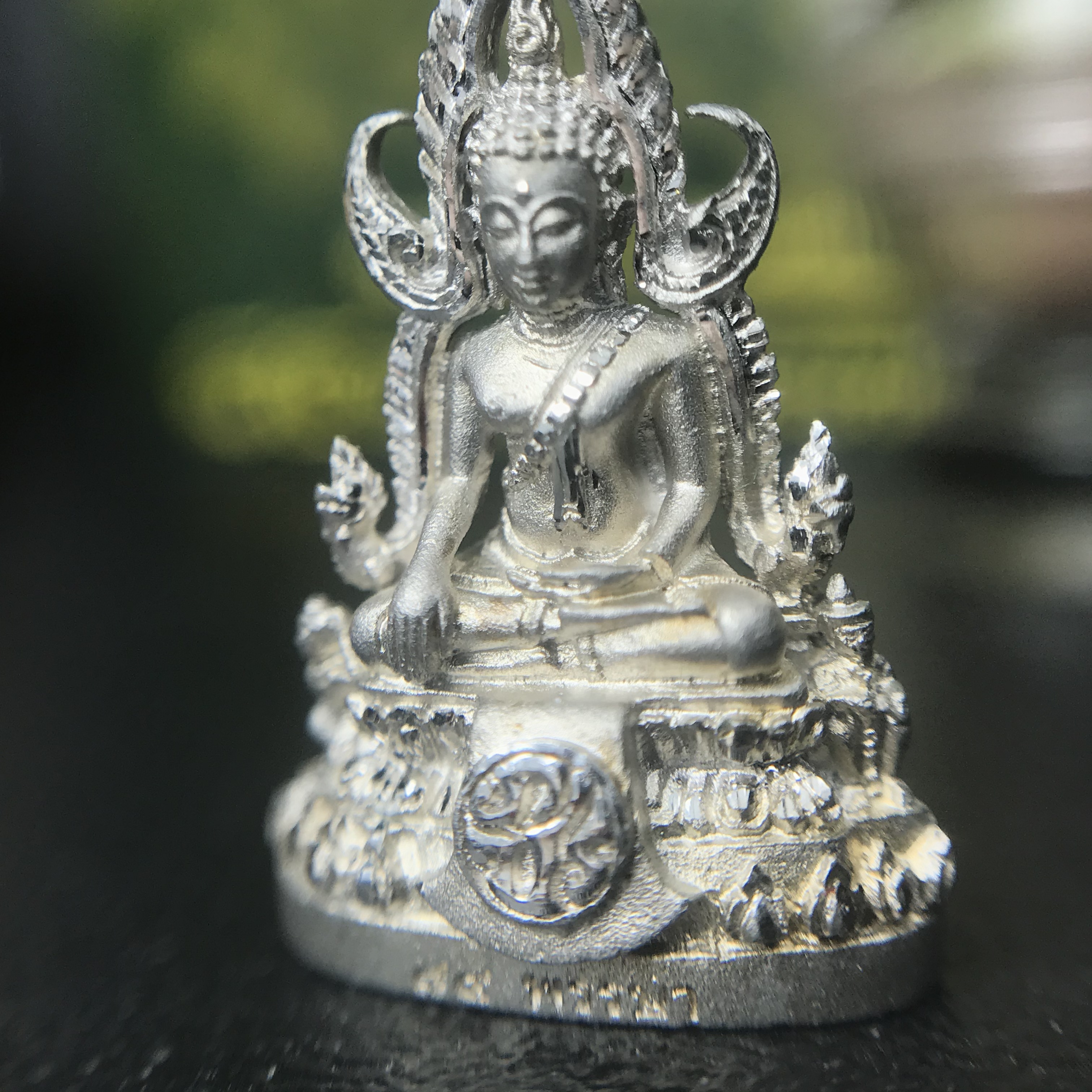 พระพุทธชินราช(จำลอง) ภปร. 84 พรรษา เนื้อเงินชุบทองคำขาว พิมพ์เล็กขนาดหน้าตัก 1/4 นิ้ว (สภาพสวยเดิม)(เลขสวย นัมเบอร์ 2666) )(พระราชทานมวลสาร จิตรลดาและเส้นพระเจ้า(เส้นผม))