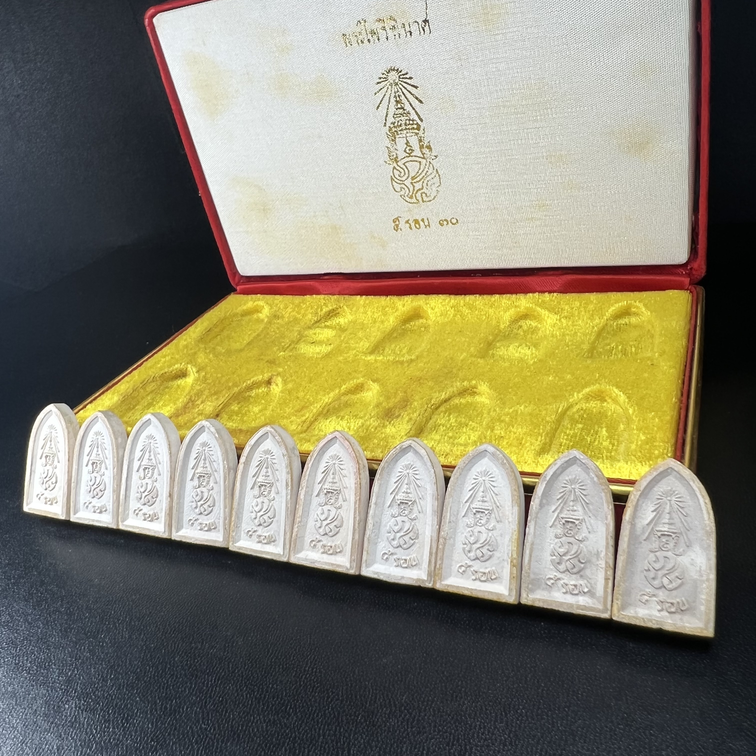 พระไพรีพินาศ ภปร. ครบ 5 รอบ ร.9 ปี 2530(เนื้อผงพิมพ์ใหญ่) ชุดกรรมการ บรรจุจำนวน 10 องค์ ในกล่อง ตราสัญลักษณ์ ภปร.(ในหลวงรัชกาลที่9เสด็จในพิธีเจิมพระสุหร่าย)พระดี พิธีใหญ่ ประกอบพิธีพุทธาภิเษกพร้อมกับพิธีพระกริ่งปวเรศ ปี2530 วัดบวรนิเวศวิหาร(1 ใน 15 ชุด)