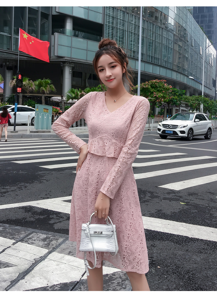 ชุดเดรสสั้นผ้าลูกไม้สีชมพูกะปิอ่อน คอวี แขนยาว เอวระบาย กระโปรงทรงเอบาน สวยหวาน ดูดี