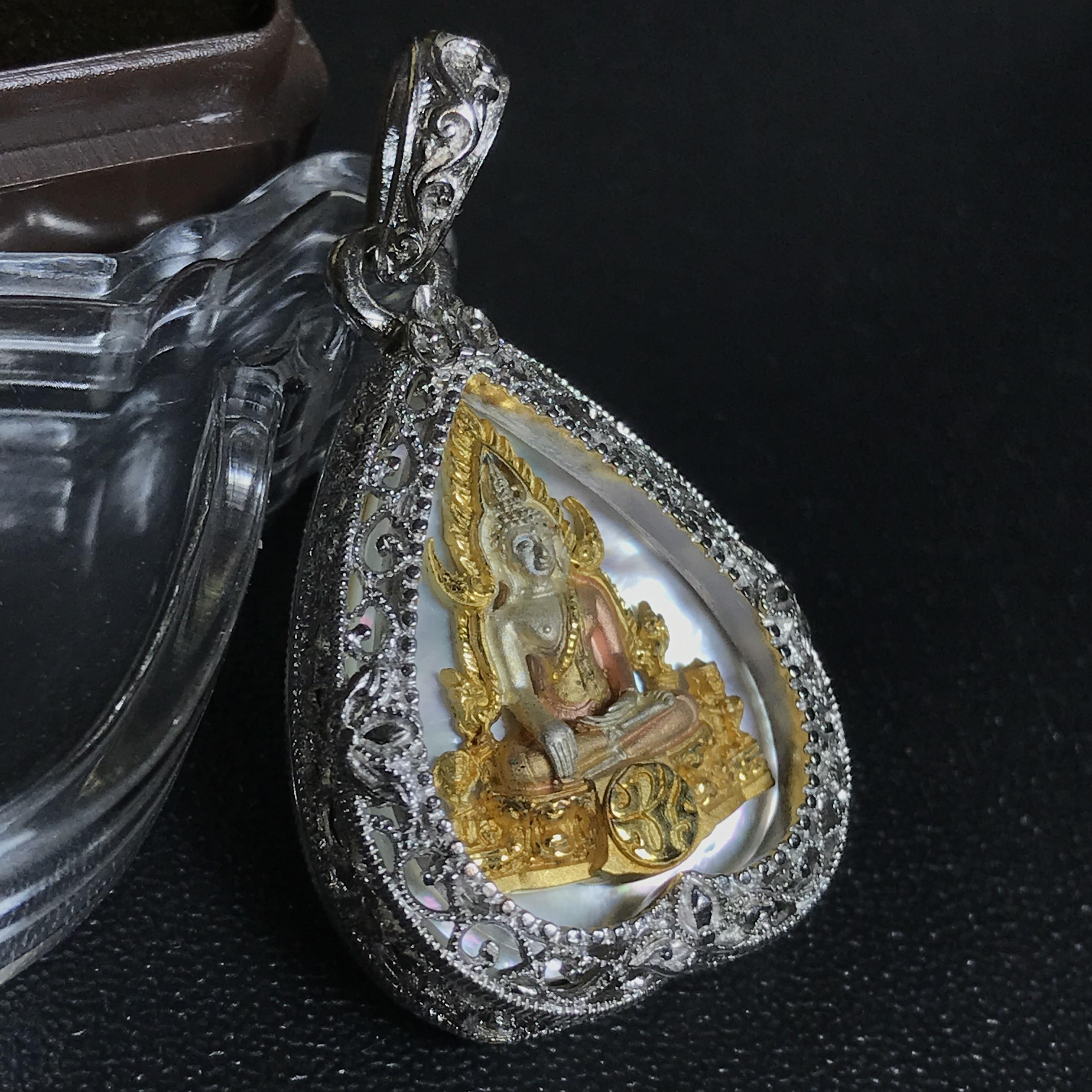 พระพุทธชินราช ภปร. โครงการ "เพราะแผ่นดินนี้ คือ แผ่นดินเกิด" ปี2548(รุ่นแรก) เหรียญทรงใบโพธิ์ ขนาด 21 x 29 มม. เนื้อเงินสามกษัตริย์