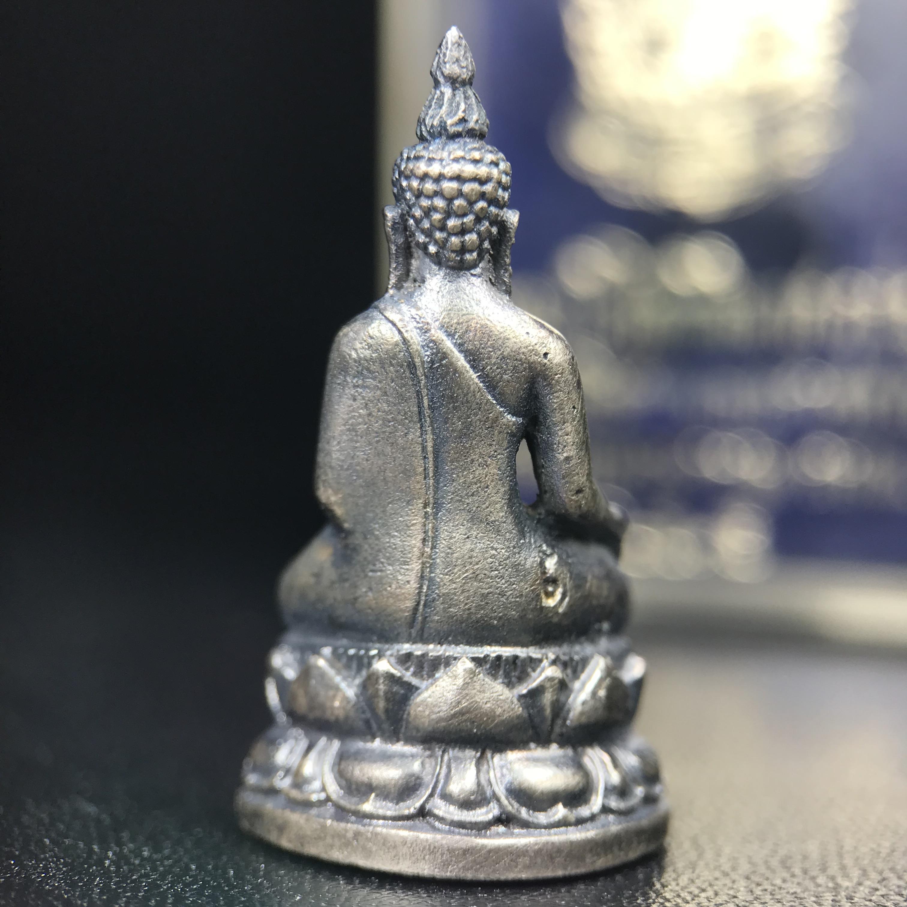 พระกริ่งไพรีพินาศ ภปร. รุ่นแรกของประเทศไทย วัดปทุมวนาราม ปี 2535 เนื้อเงิน(ผิวเดิม ผิวขึ้นรุ้งทั่วองค์ สวย งดงาม)(เข้มขลังทรงอานุภาพยิ่งใหญ่ กำราบศัตรูพ่ายสิ้น) ขนาดสูง 3 ซม. พร้อมกล่องบรรจุเดิมครบสมบูรณ์ (ในหลวงรัชกาลที่9เสด็จเททอง)(1ใน3000องค์)นิยมหายาก