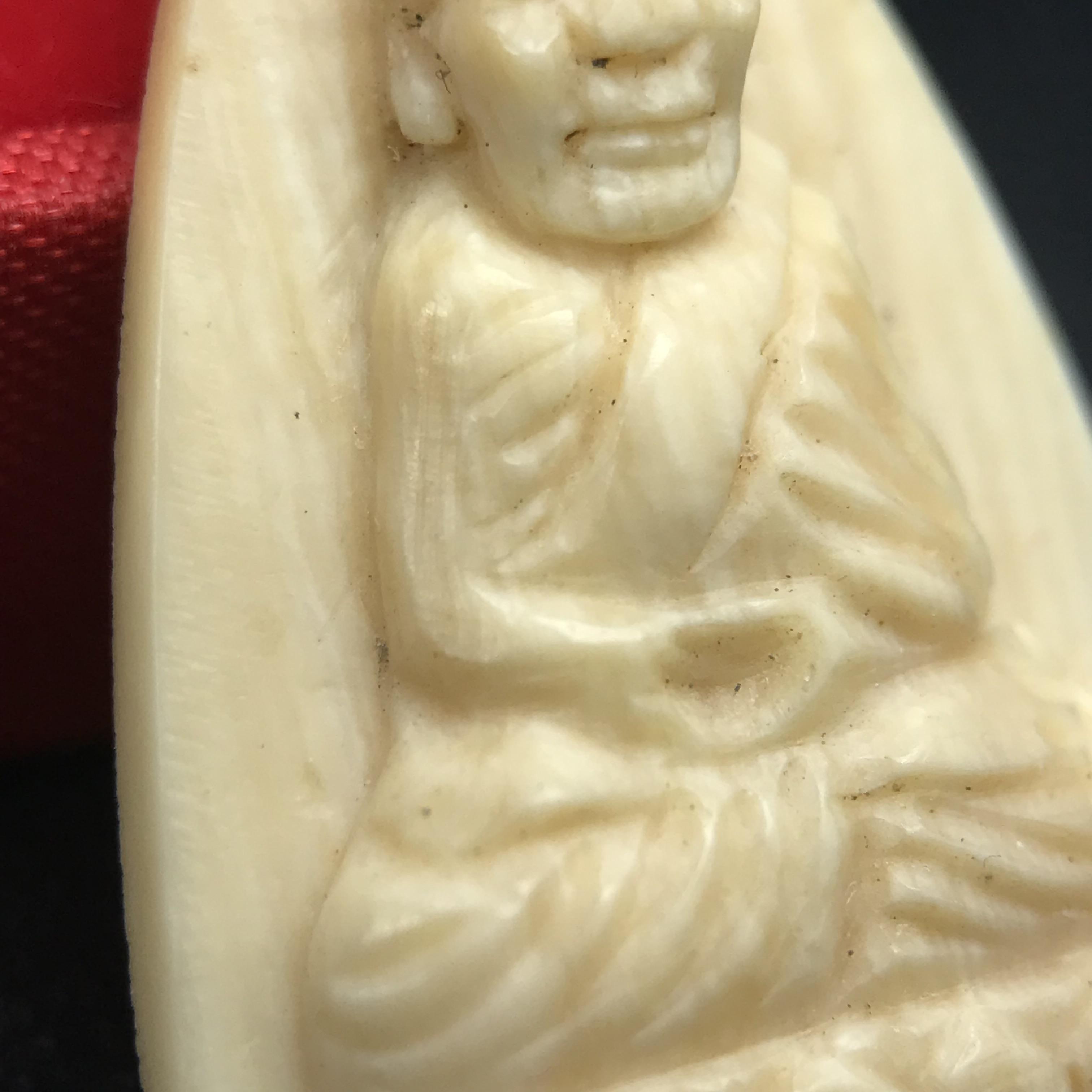 สมเด็จหลวงพ่อทวด รุ่นคชสารหมื่นปี (ศิลปาชีพ) วัดช้างให้ ปี 2541โดยมีท่าน อ.นอง วัดทรายขาว เป็นเจ้าพิธี และมีเกจิร่วมปลุกเสก 108 รูป บรรจุผงว่านเก่าและดินกากยายักษ์(พิมพ์ใหญ่เตารีด)พร้อมกล่องบรรจุครบ นิยมหายาก***องค์นี้ผิวสวยงานแกะพุทธศิลป์สวยงดงาม***