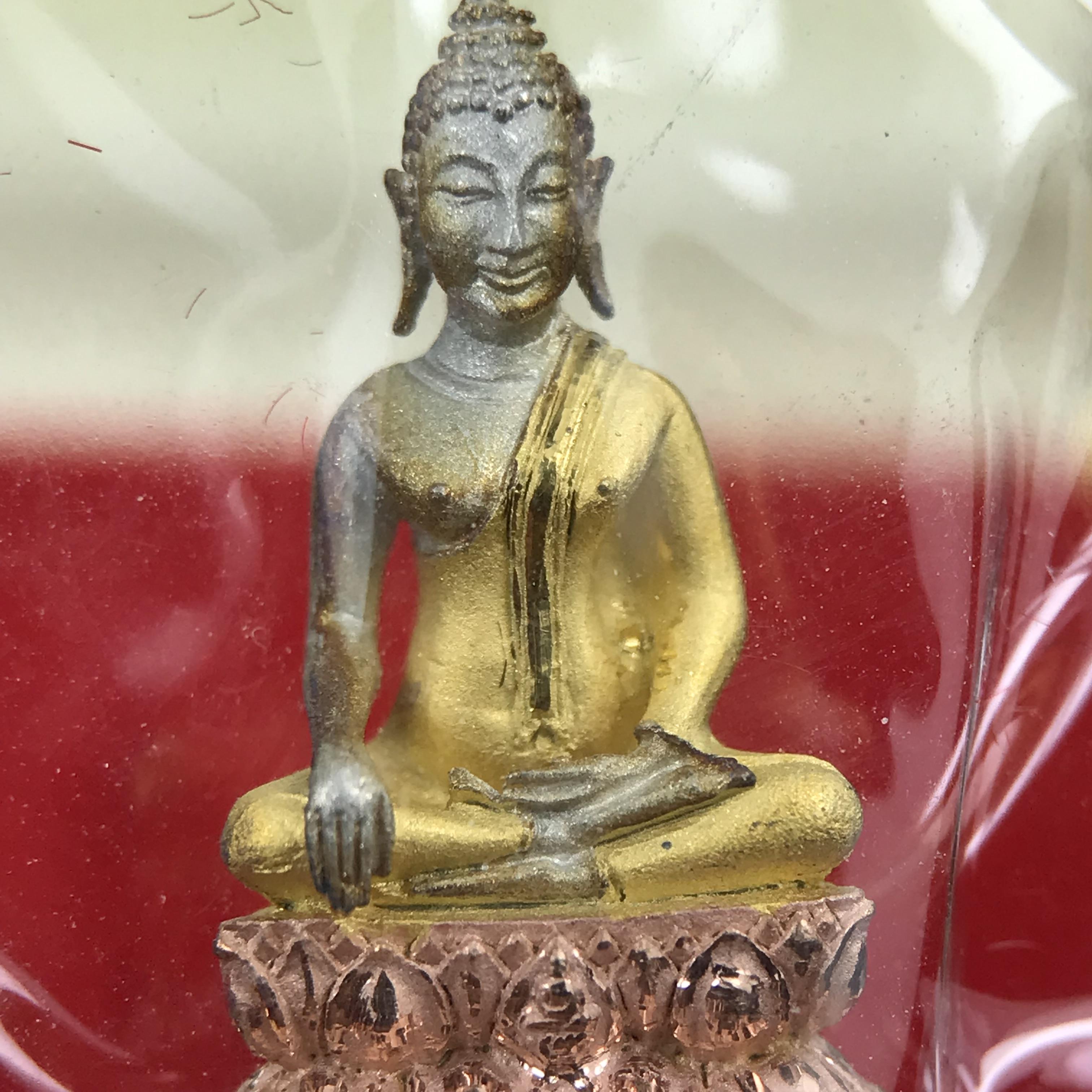 พระชัยวัฒน์พระพุทธนวราชบพิตร ครองสิริราชสมบัติครบ 50 ปี พ.ศ.2540 ขนาดสูง 1.9 ซม. เนื้อเงินสามกษัตริย์(ผิวเดิม)(ซีนซองเดิม) พร้อมกล่องบรรจุเดิมครบสมบูรณ์ 1ใน 9500 องค์(พุทธนวราชบพิตร นิมิตรหมายแห่งความสามัคคี ด้วยไมตรีแห่งองค์พระภูมิพล)