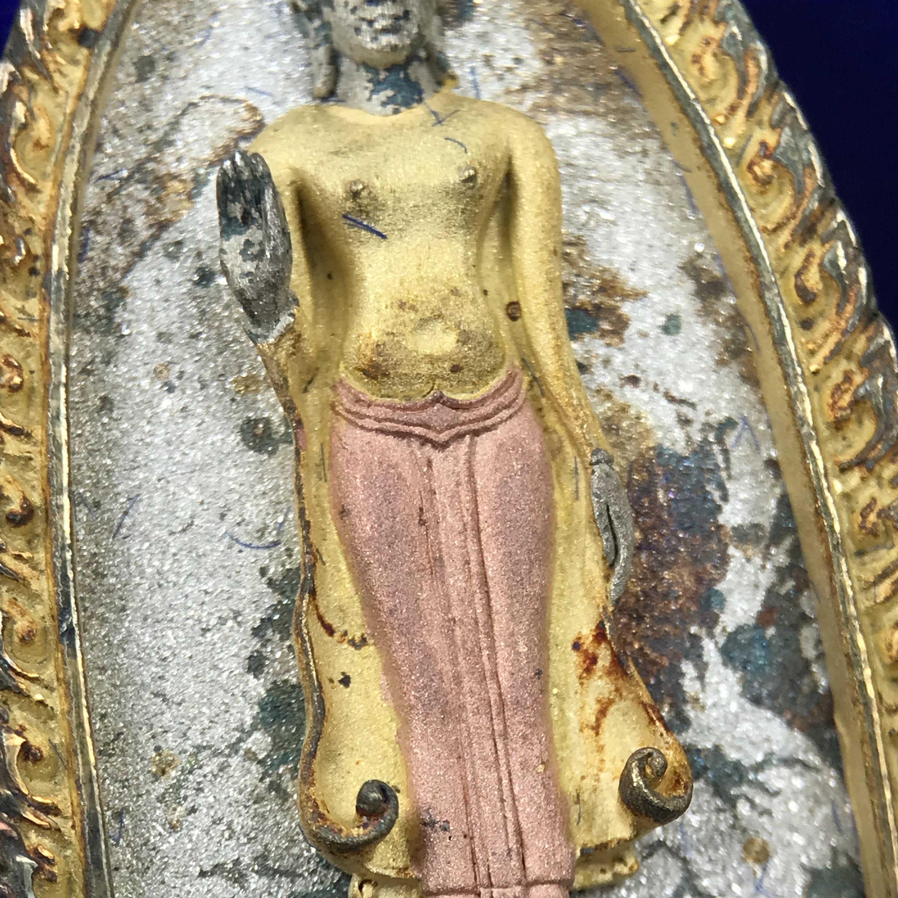 พระพุทธกาญจนพรสยามภูมิ ภปร. ปี 2539 เนื้อเงินสามกษัตริย์พื้นทรายประกาย(ผิวเดิมสวย) พิมพ์ทรงใบขนุน ขนาด3.2ซม. พระพุทธรูปประจำพระชนมวาร รัชกาลที่9 จัดสร้างในวโรกาสทรงครองสิริราชสมบัติครบ50ปี(องค์หมายเลขมหามงคลเลข ๙๙๙(เจริญก้าวหน้าในทุกด้าน)(1 ใน 5000 องค์)