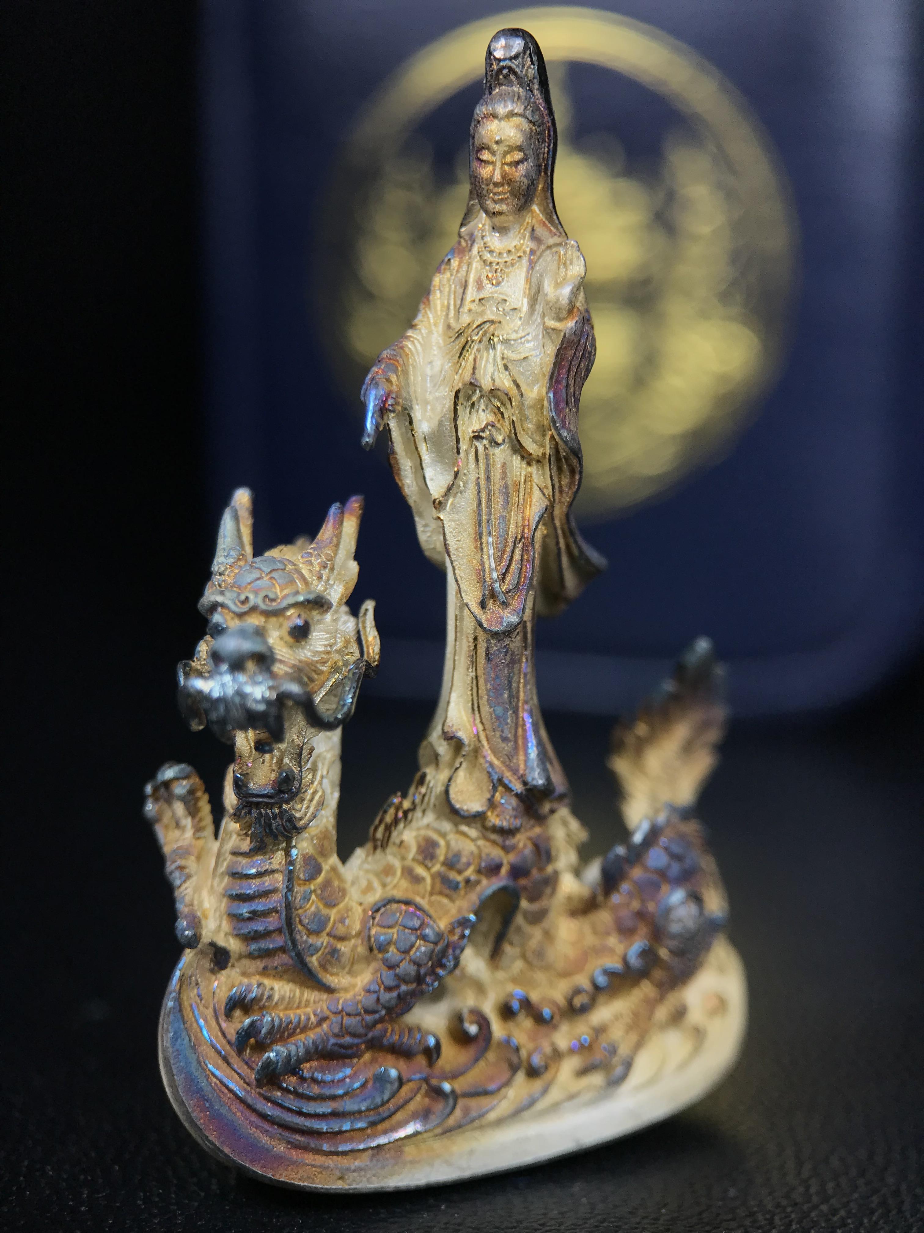 รูปหล่อลอยองค์พระโพธิสัตว์กวนอิม ทรงประทับมังกร จ.ระนอง ปี 2539 เนื้อเงิน พิมพ์ใหญ่(ผิวรุ้งไฟ)(สภาพผิวเดิมขึ้นสีรุ้งธรรมชาติสวยแบบนิยม)(เสน่ห์พระเนื้อเงินสีสันที่ธรรมชาติสรรค์สร้าง)เฉลิมฉลองในวโรกาสที่พระบาทสมเด็จพระเจ้าอยู่หัวทรงครองสิริราชสมบัติครบ50ปี