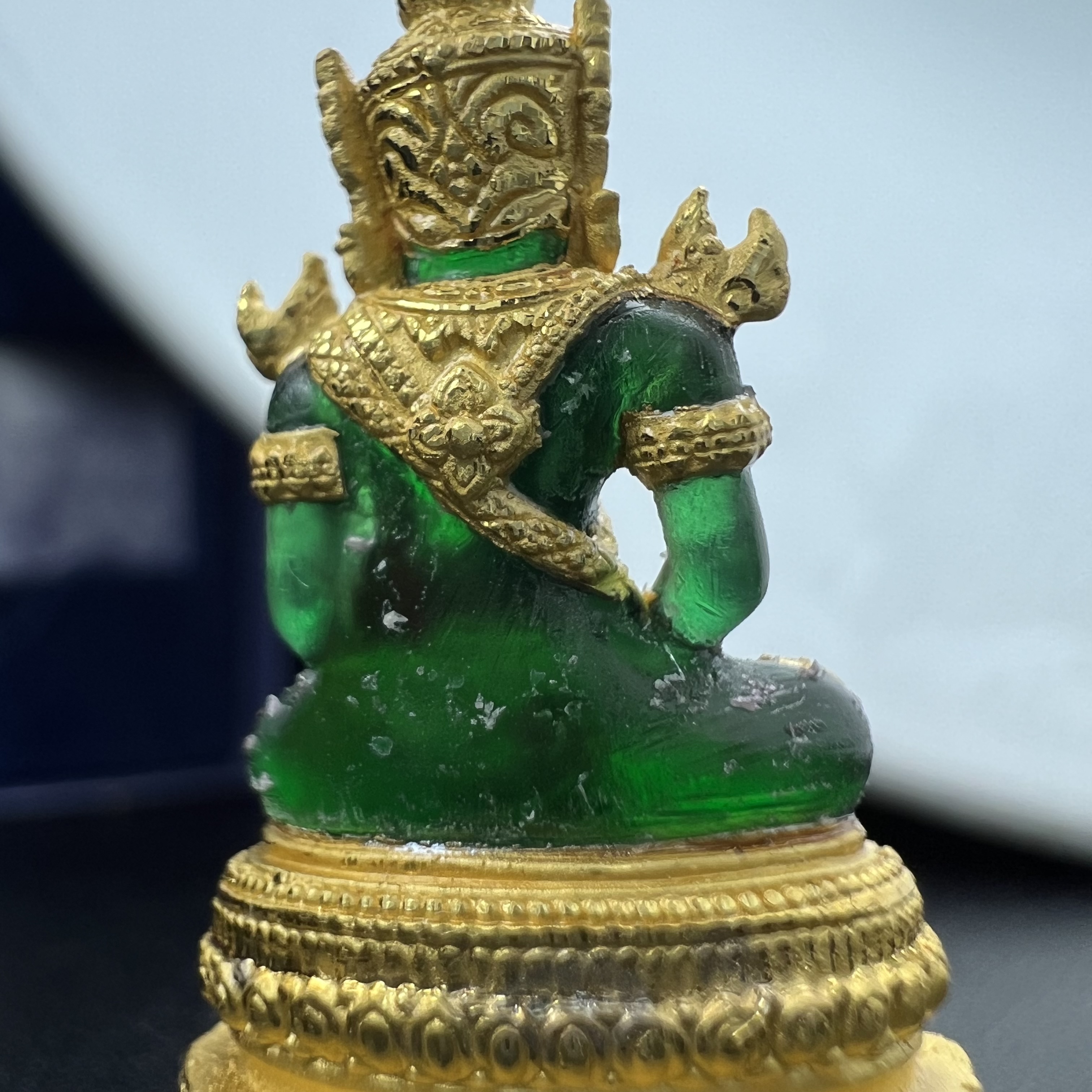 พระแก้วมรกต ภปร. จัดสร้างโดย รพ.ภูมิพลฯ ปี2547 ลอยองค์ขนาดหน้าตัก 1/2 นิ้ว เนื้อเรซิ่นหุ้มทองคำ99.99 งดงามทรงคุณค่าอีกหนึ่งรุ่นยอดนิยม หายาก