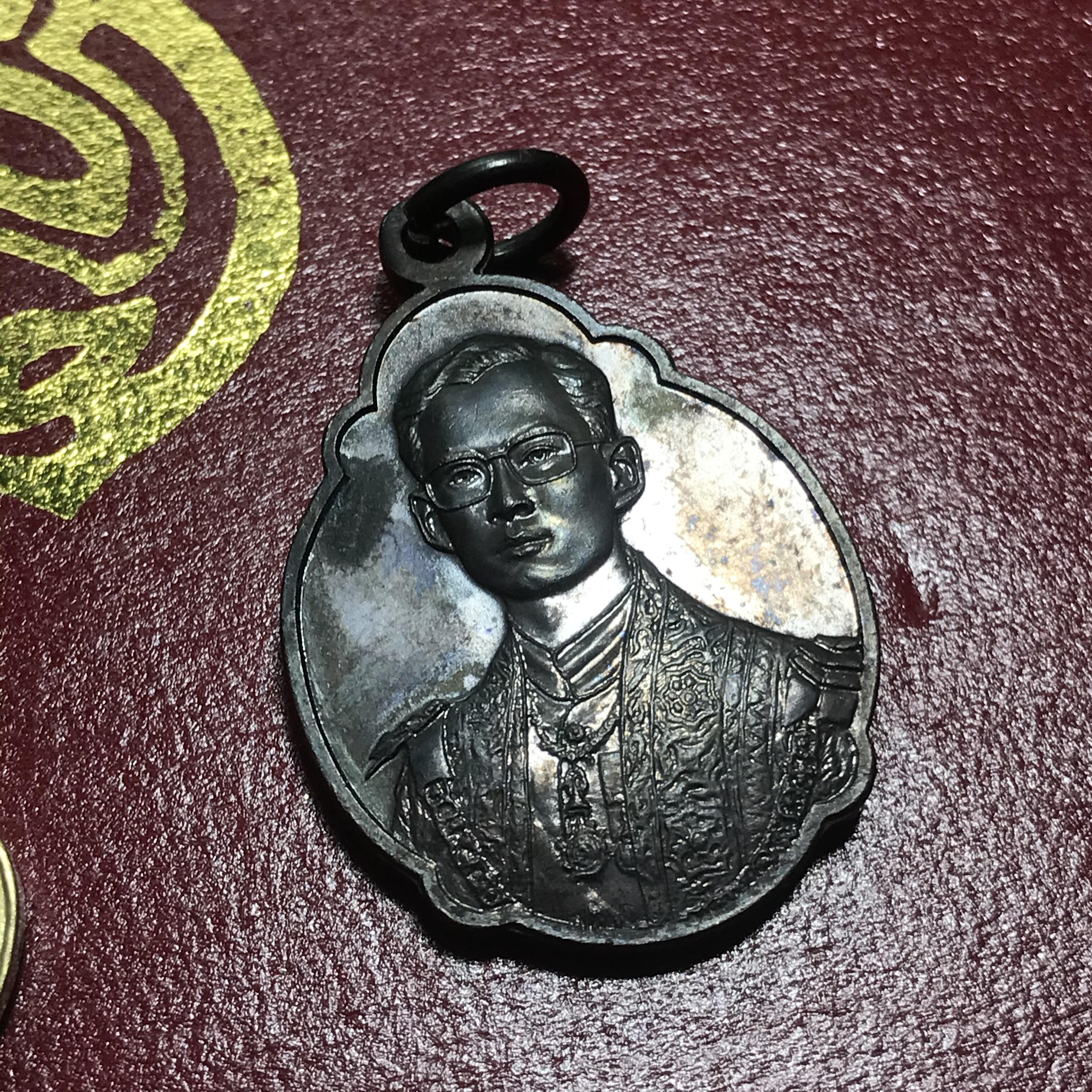 เหรียญพระราชทาน มูลนิธิ พอ.สว. ปี2541 (1ชุด มี 2 เหรียญ สภาพสวยมาก(กล่องเดิม))ชุดพิเศษพร้อมหนังสือหายาก