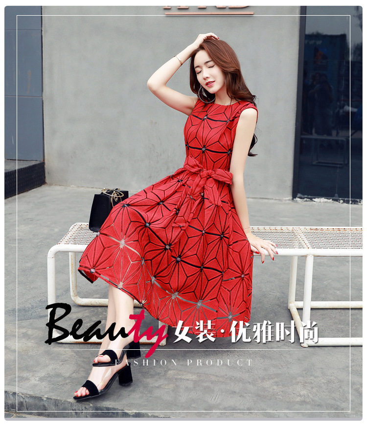 ชุดเดรสสีแดงผ้าแก้วปักลายในตัวตัวสีแดง แขนล้ำ สวยหรู