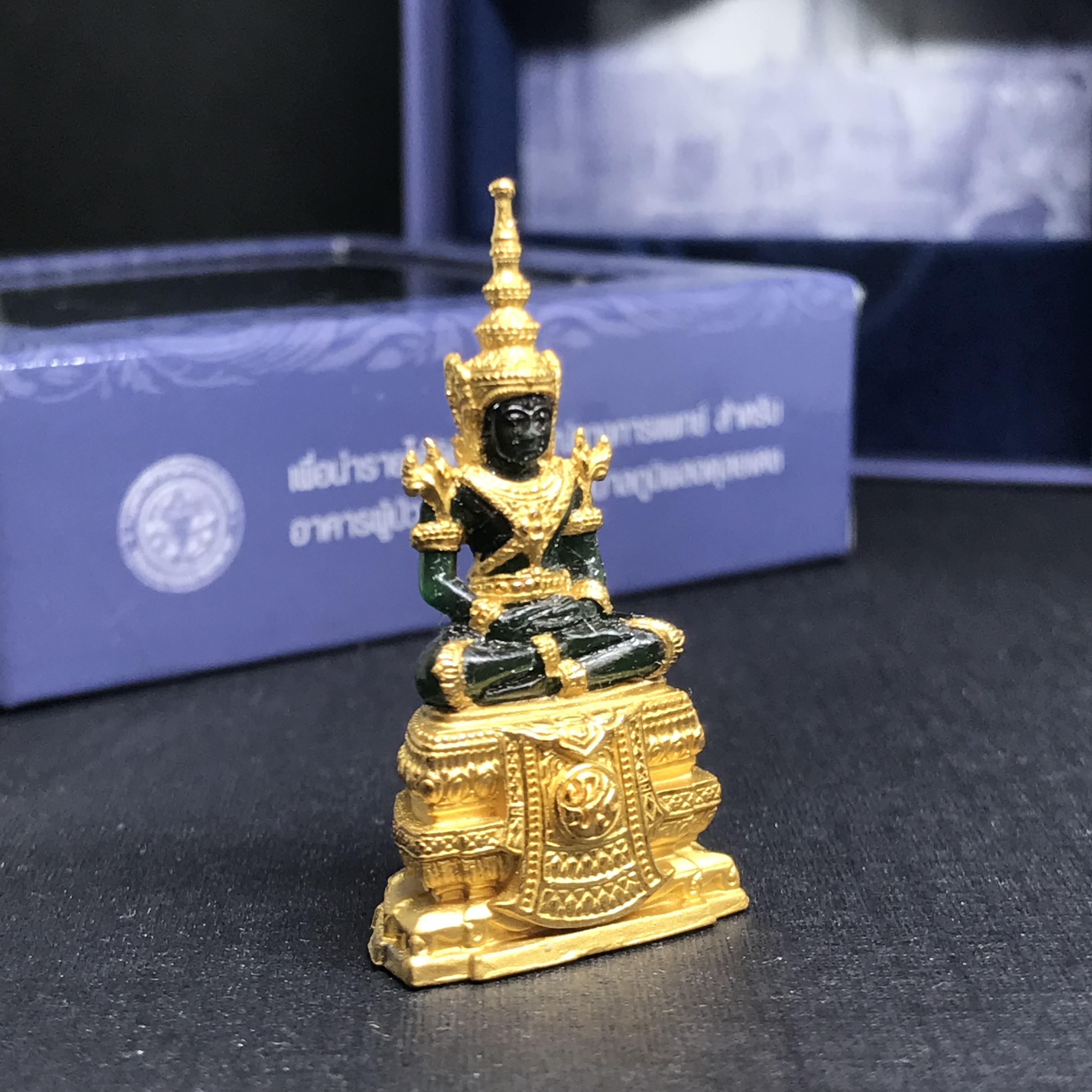 พระแก้วมรกตลอยองค์ ภปร.หน้าตัก 1/2 นิ้ว จัดสร้างโดย รพ.ภูมิพลฯ ปี2547 เนื้อเรซินหุ้มทองคำ