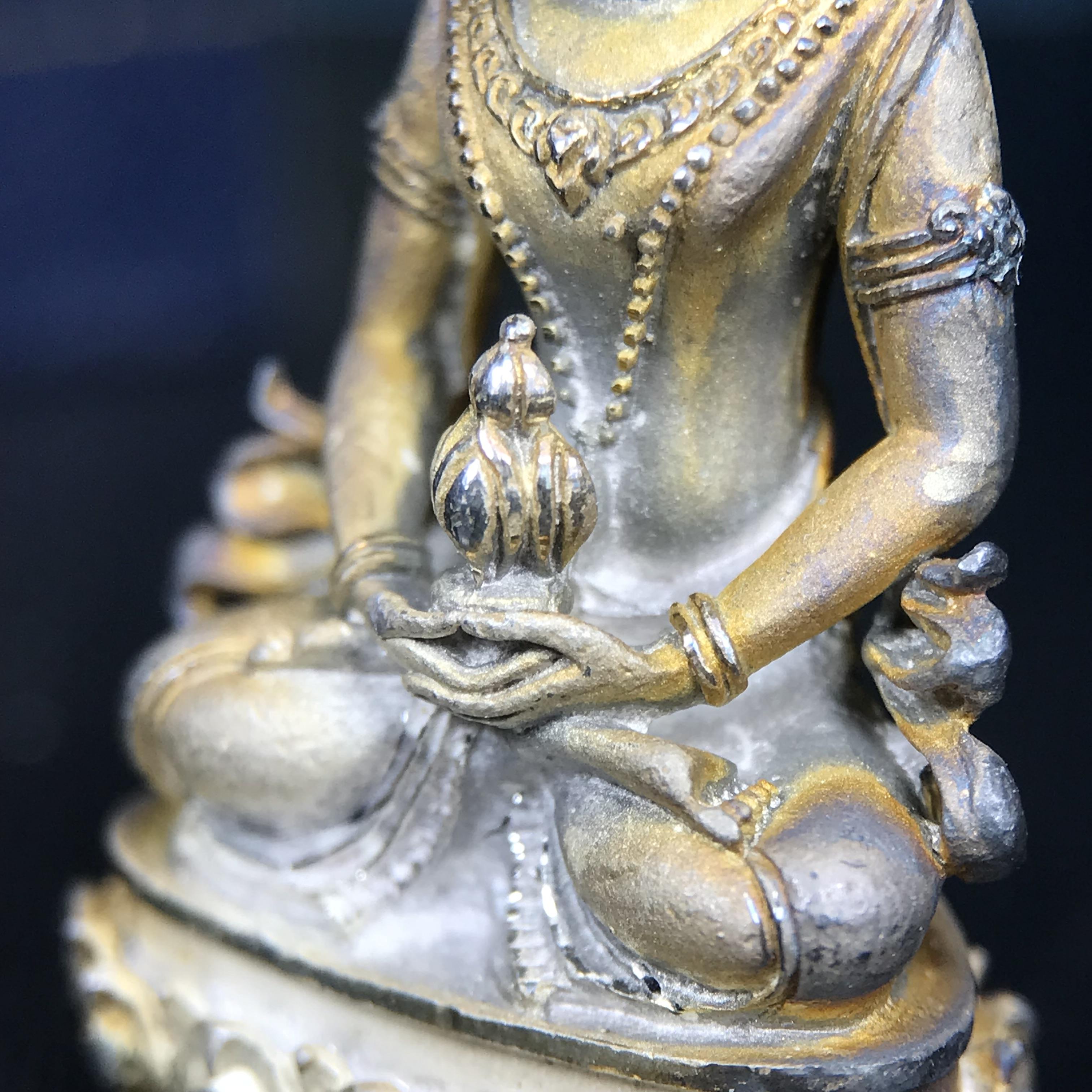 พระกริ่งอวโลกิเตศวร ( เจ้าแม่กวนอิม ) วัดโพธิ์แมนคุณาราม รุ่นอุดมโภคทรัพย์ พ.ศ.2539 เนื้อเงินพ่นทราย(ผิวเดิม ขึ้นสีรุ้งธรรมชาติ แบบนิยม เสน่ห์ของพระเนื้อเงิน) (พร้อมกล่องบรรจุการ์ดใบรับรองเดิมครบ)(อีกหนึ่งรุ่นยอดนิยม พุทธศิลป์สวยงดงาม)หายาก 1 ใน 5000 องค์