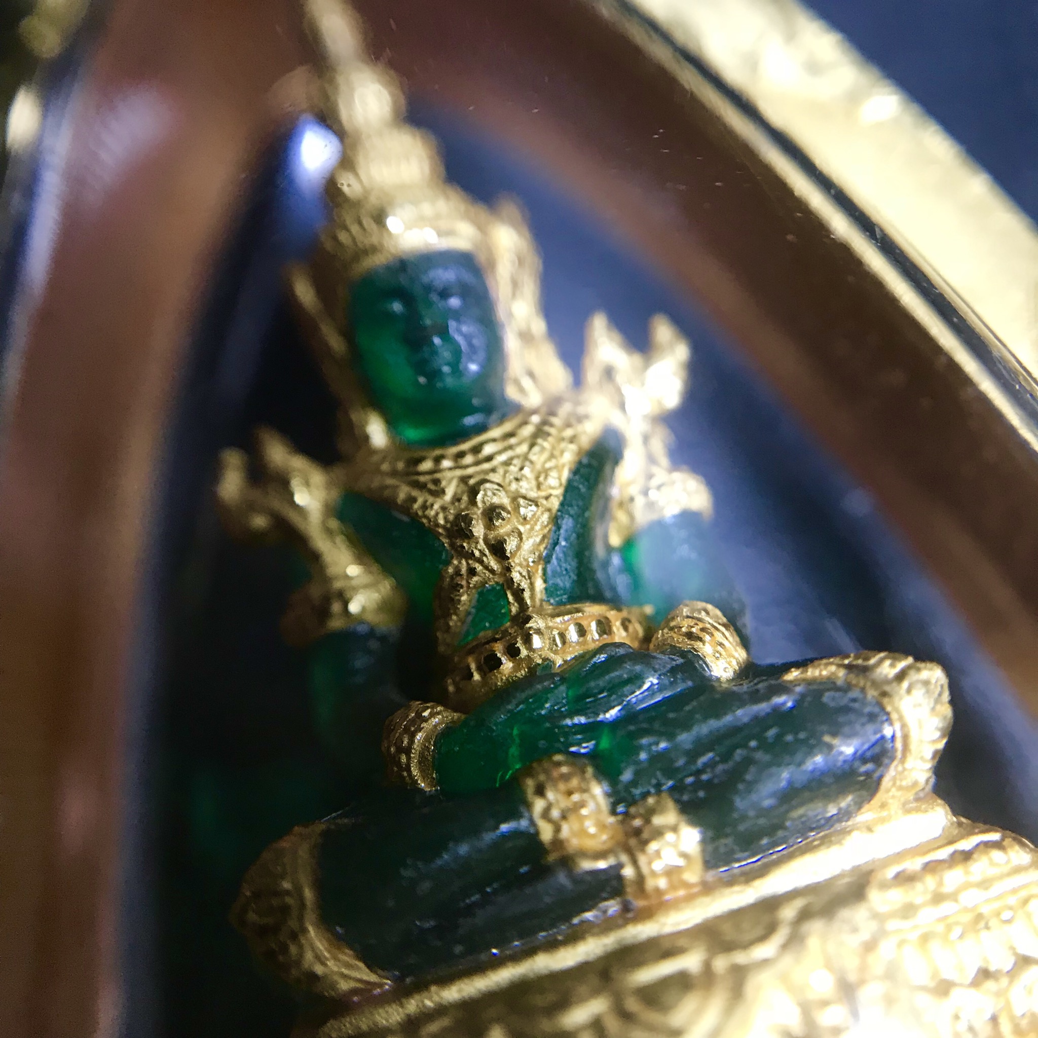 พระแก้วมรกต ภปร. ปี2547 จัดสร้างโดย รพ.ภูมิพลฯ เนื้อเรซิ่นหุ้มทองคำพิมพ์ลอยองค์ หน้าตัก 1/2 นิ้ว เลี่ยมกรอบทองคำแท้พร้อมใช้