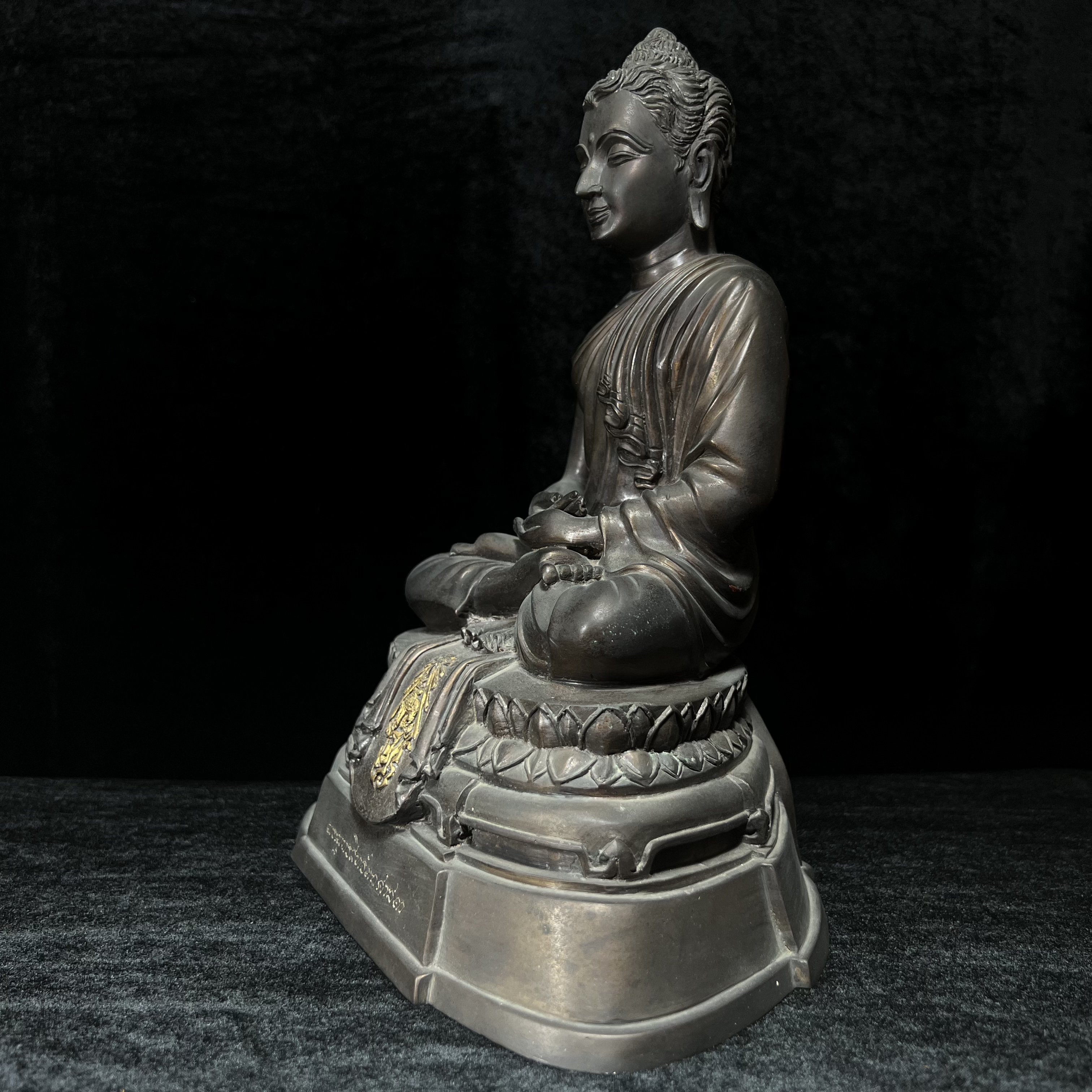 พระพุทธสิทธัตถศาสดา 100 ปี กรมบัญชีกลาง พ.ศ.2533(รุ่นแรก) เนื้อโลหะสำริด รมมันปู หน้าตัก 5.9 นิ้ว (พิธีใหญ่ ศิลป์สวย หายาก)(พระราชทานเม็ดพระธาตุ บรรจุมวลสารใต้ฐานองค์พระ)องค์หมายเลข 63(ผลรวมได้ 9 เลขมหามงคลเจริญก้าวหน้าในทุกด้าน)